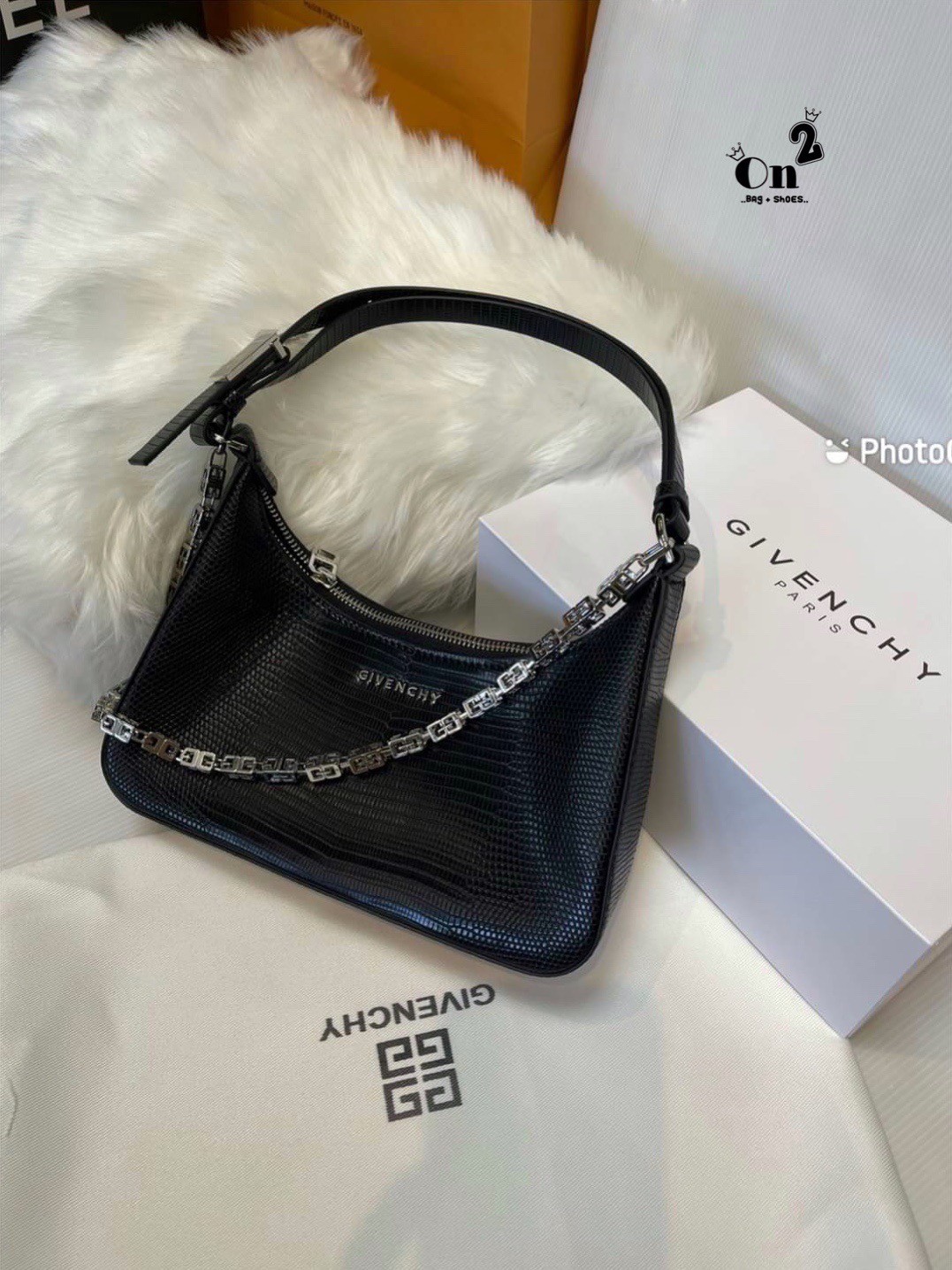 Givenchy Black Moon Cut Out Shoulder Bag พร้อมส่งที่ไทย กระเป๋าสะพายไหล่งานซิปใบเล็ก หน้าติดโลโก้แบรนด์มาพร้อมสายโซ่ งานสวยตามรูป อะไหล่เงิน สายสะพายปรับระดับได้ เกรดมิลเลอร์สวยหรู สาวๆ รีบจับจอง อย่าคิดนาน ราคานี้กับคุณภาพถือว่าคับแก้วมั๊กมากกกก ไม่ซื้อท