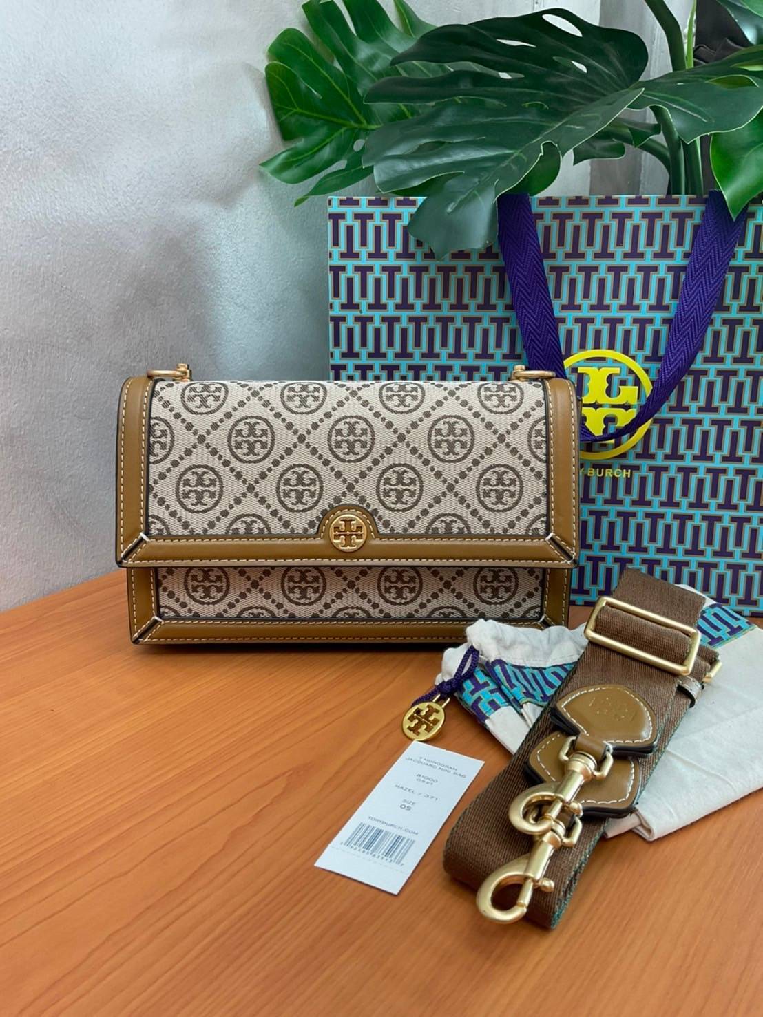 TORY BURCH 81000 MINI T MONOGRAM JACQUARD SHOULDER BAG คอลเลคชั่นฤดูใบไม้ผลิ 2021 กระเป๋าสะพายรุ่นใหม่จาก Tory Burch ดีไซน์สวยคลาสสิค แฝงไว้ด้วยความหรู ลวดลายผ้าแจ็คการ์ด T Monogram บนกระเป๋า Tory Burch นี้ เป็นการยกย่องให้กับงานควิลท์ชาวเพนซิลเวเนียดัตช์