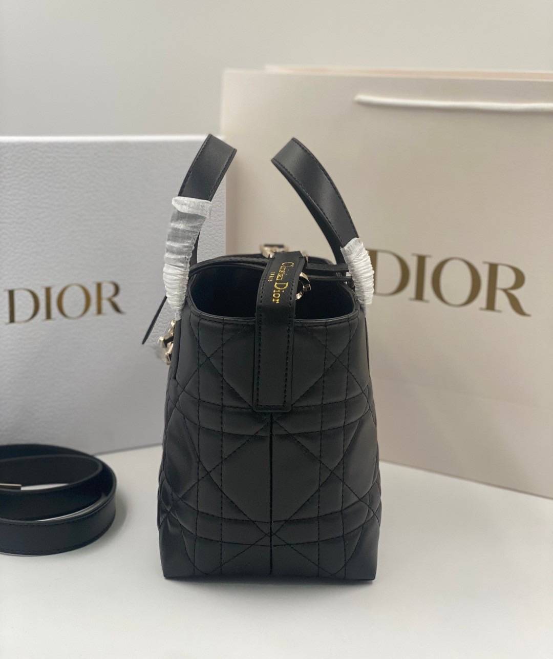 ORI | หนังแท้ DIOR Small Toujours vertical tote bag กระเป๋าทรงโท้ทไซส์เล็กสวยหรู ดีเทลสุดประณีตคอมพลีตลุคในทุกวัน เย็บลวดลาย macrocannage และชาร์มตัวอักษร D,I,O,R