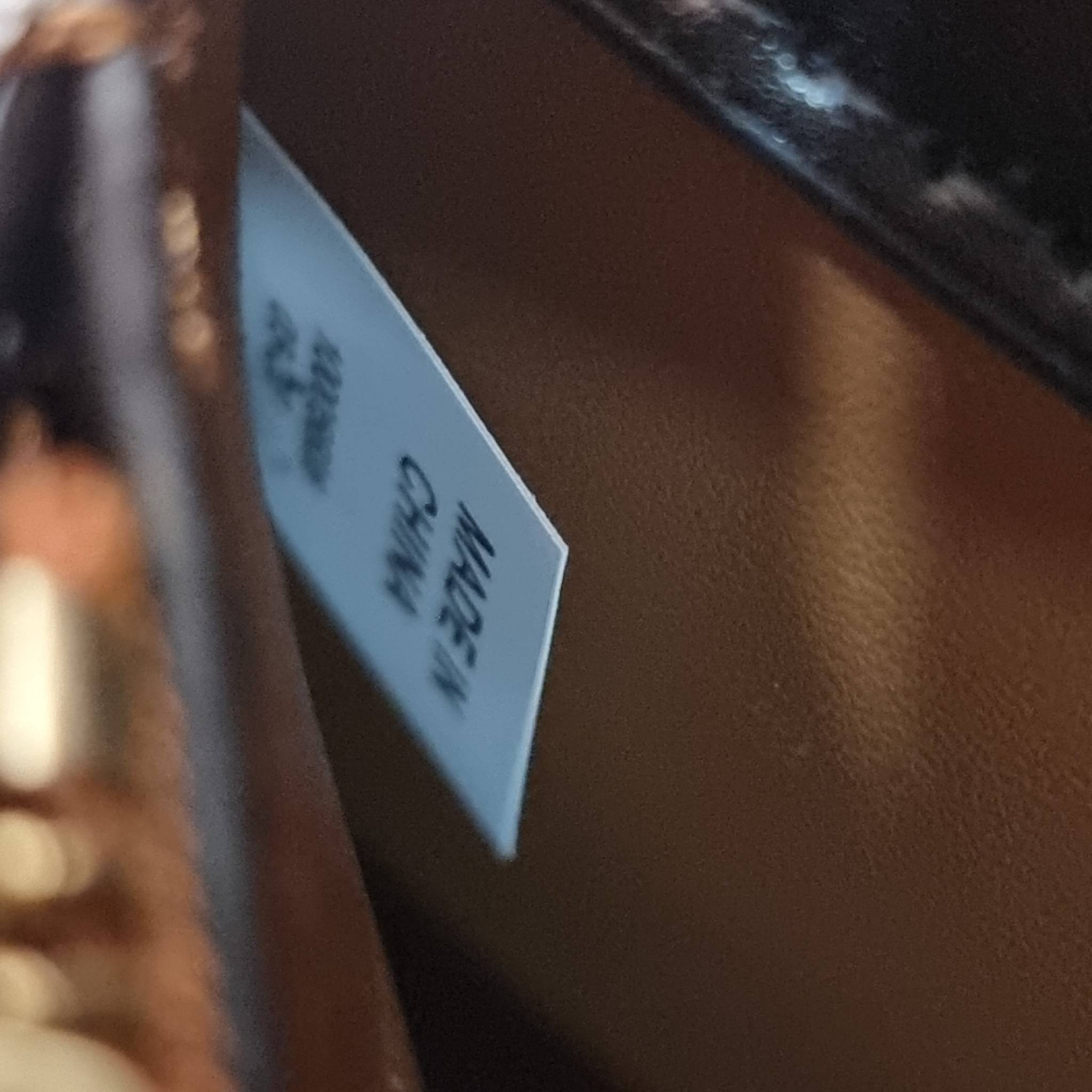 Tory Burch Bag / TORY BURCH ELEANOR SMALL CONVERTIBLE SHOULDER BAG ฮอตไอเท็ม รุ่นนี้ขายดีขายหมด สวยหรู คุณหนู ผู้ดี!! หายากมากแล้วน้า กระเป๋าสะพายข้าง ดีไซน์อยู่ทรง ขนาดกำลังสะดวกใช้ เปิด-ปิดด้วยแถบแม่เหล็ก ภายในแบ่งสัดส่วนได้เป็นอย่างดี