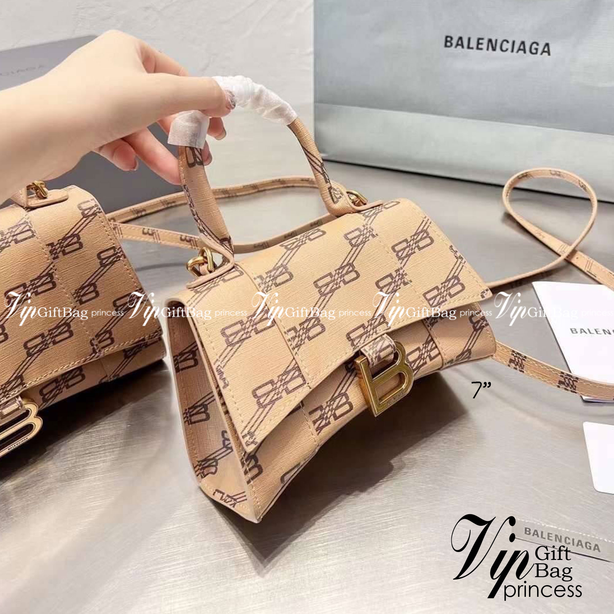BALENCIAGA Hourglass BB Monogram top-handle tote bag กระเป๋าสะพายแบรนด์หรูซิกเนเจอร์ใบล่าสุด ที่มาพร้อมดีไซน์โดดเด่น มีความโฉบเฉี่ยว โค้งมนเหมือนพระจันทร์เสี้ยว เพิ่มความโดดเด่นสะดุดตาด้วยการตกแต่งอักษร B เมทัลลิก ที่เป็นเอกลักษณ์แบรนด์ งานจริงสวยงามตามรู