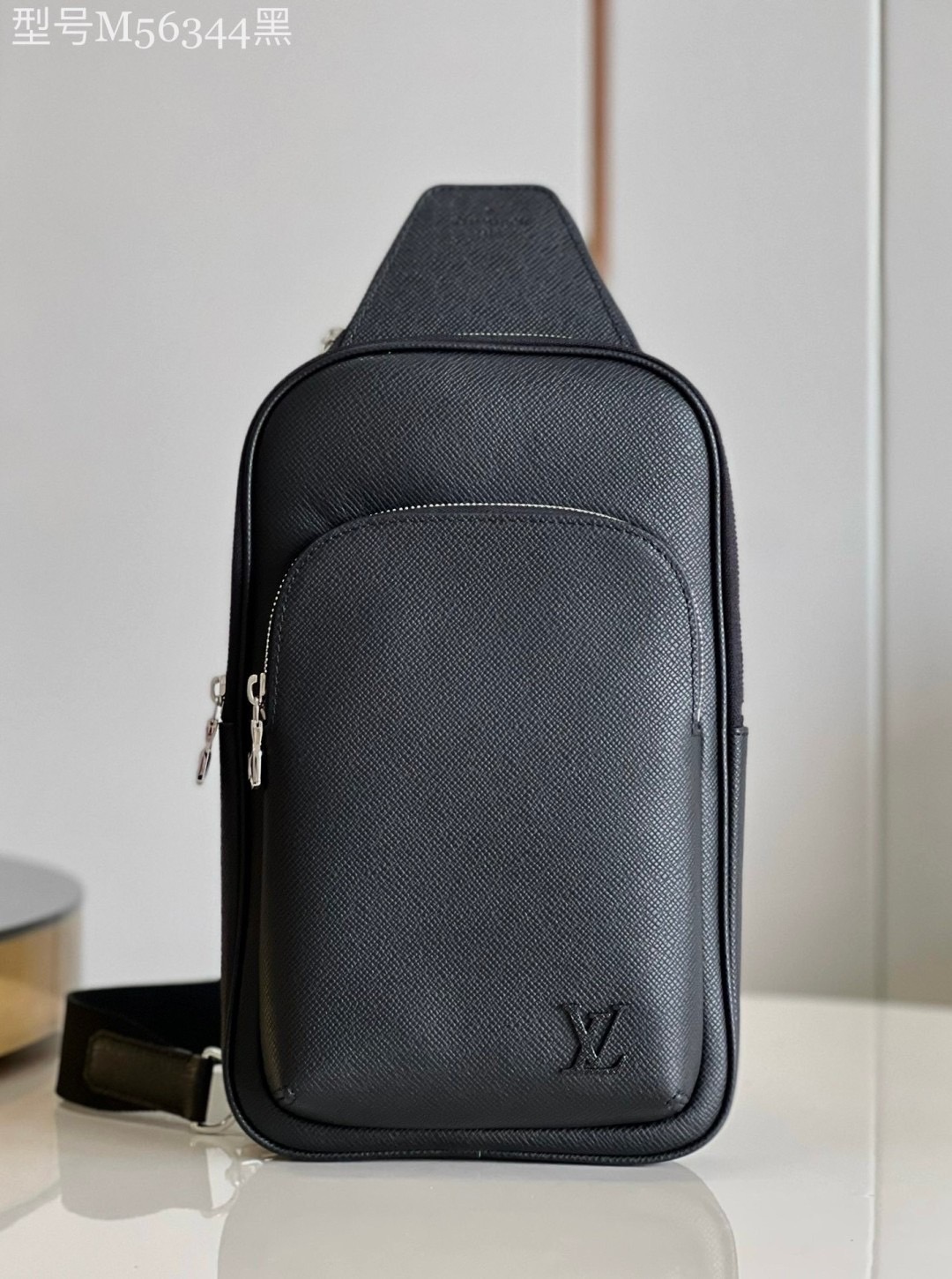 LV Avenue Slingbag NM Taiga Leather กระเป๋าสะพาย/คาดอก หนังไทก้าสวยคลาสสิก สง่างามตลอดกาล มีไว้ไม่มีเอาท์ ท่านชายควรมีมากค่ะ เกรดท็อป ออริ เทียบแท้ 1:1 เกรดดีสุด