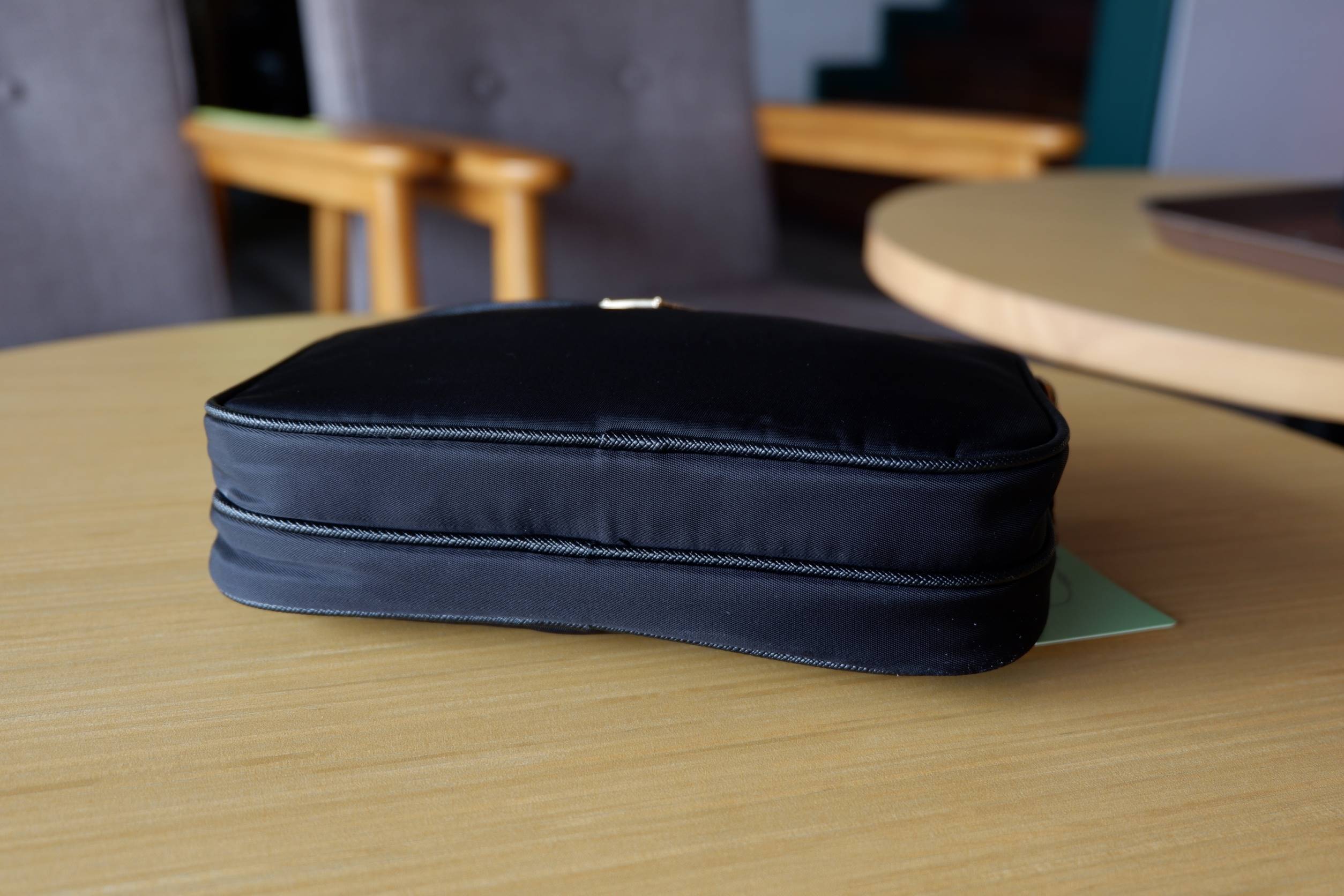 งานพรีเมี่ยมกิ้ฟ จากเคาเตอร์ต่างประเทศ - Best Seller อีกหนึ่งรุ่นค่ะ กระเป๋าอเนกประสงค์ จากแบรนด์ PRADA เป็นทรงสี่เหลี่ยม กระเป๋าเป็นผ้าไนล่อน ตามแบบฉบับของแบรนด์เลย ใบนี้มีสายยาว ปรับได้ 3 ระดับ สามารถสะพายเป็น shoulder bag ได้เลย ขนาดกำลังดีค่ะ มี2ซิป 2