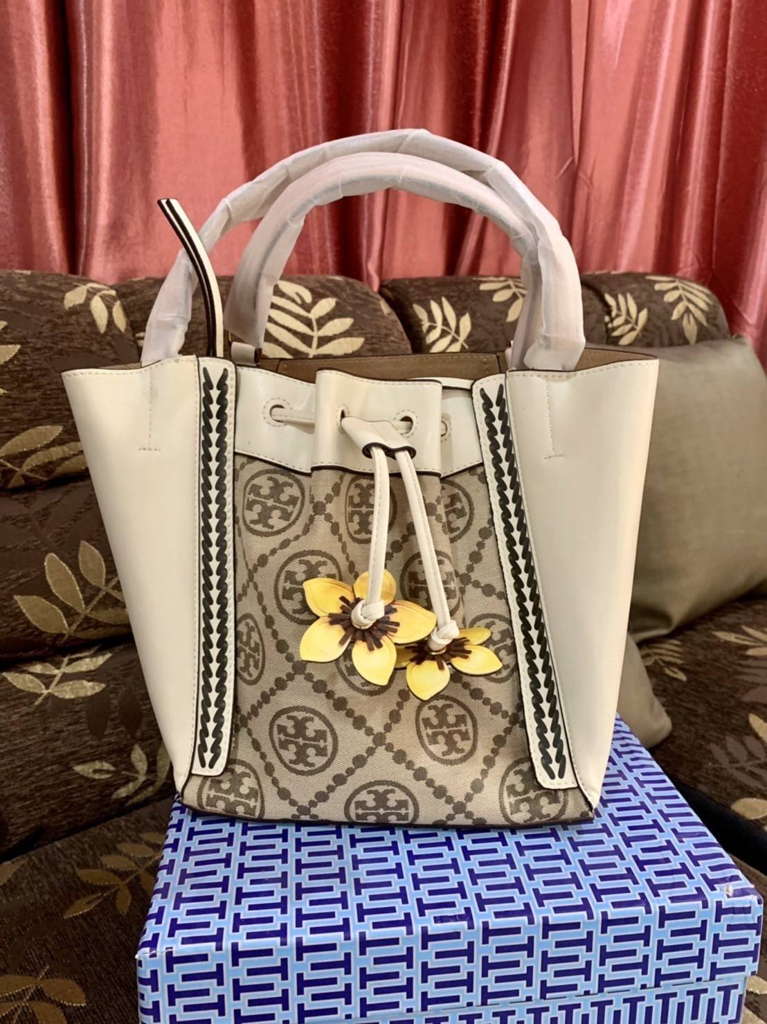 TORY BURCH T Monogram McGraw Braided Dragonfly Bag / TORY BURCH T MONOGRAM FLORAL CROSSBODY BAG กระเป๋าสะพายน้องใหม่มาแรง ลวดลาย Monogram ดีไซน์เก๋ วัสดุ calfskin อะไหล่สีทอง รูปทรงถักเปียด้านข้าง สายรุดประดับด้วยดอกได้ที่ทำจากหนัง สไตล์เรียบง่ายแต่ดูหรูส