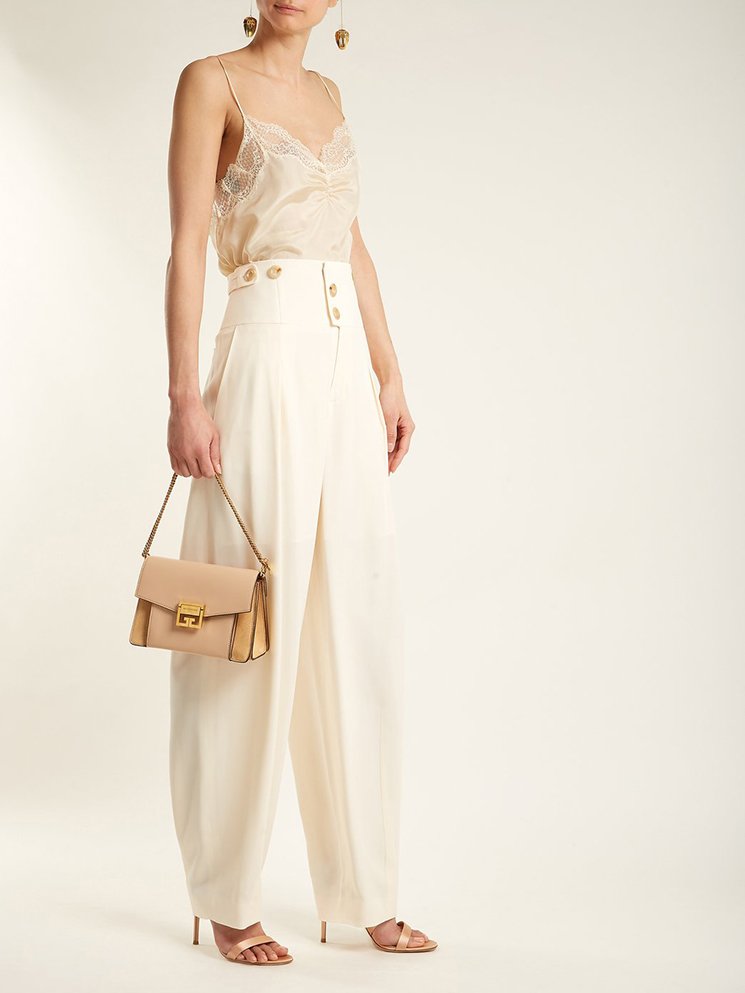 หนังแท้ Givenchy GV3 Bag 9” สวยหรู ดูเป็นคนมีเทสดีเลยค่าา ดีไซน์คือสวยมีคลาส มีระดับสุดๆ พร้อมสายโซ่อะไหล่ทอง ละมุนตามากค่าา รุ่นนี้ขายดีมาก ได้มาน้อยด้วยนะคะ สาวๆ รีบจับจอง อย่าคิดนาน ราคานี้กับคุณภาพถือว่าคับแก้วมั๊กมากกกก ไม่ซื้อทนไหว ^^