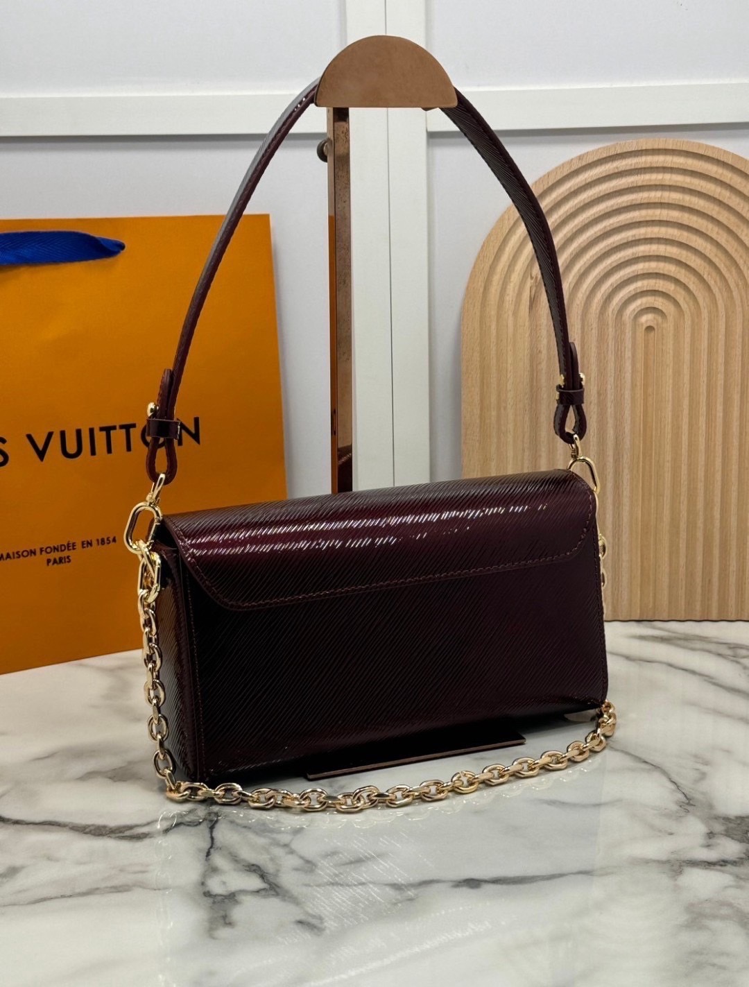 ORI หนังแท้ | LV Twist West Bag กระเป๋าสะพายหนัง Epi ลายเกรน สุดคลาสสิกมาดีไซน์ใหม่ในรูปทรงยาวเผยลุคมีระดับเหนือกาลเวลา ความหรูหราเข้ากับสตรีตสไตล์