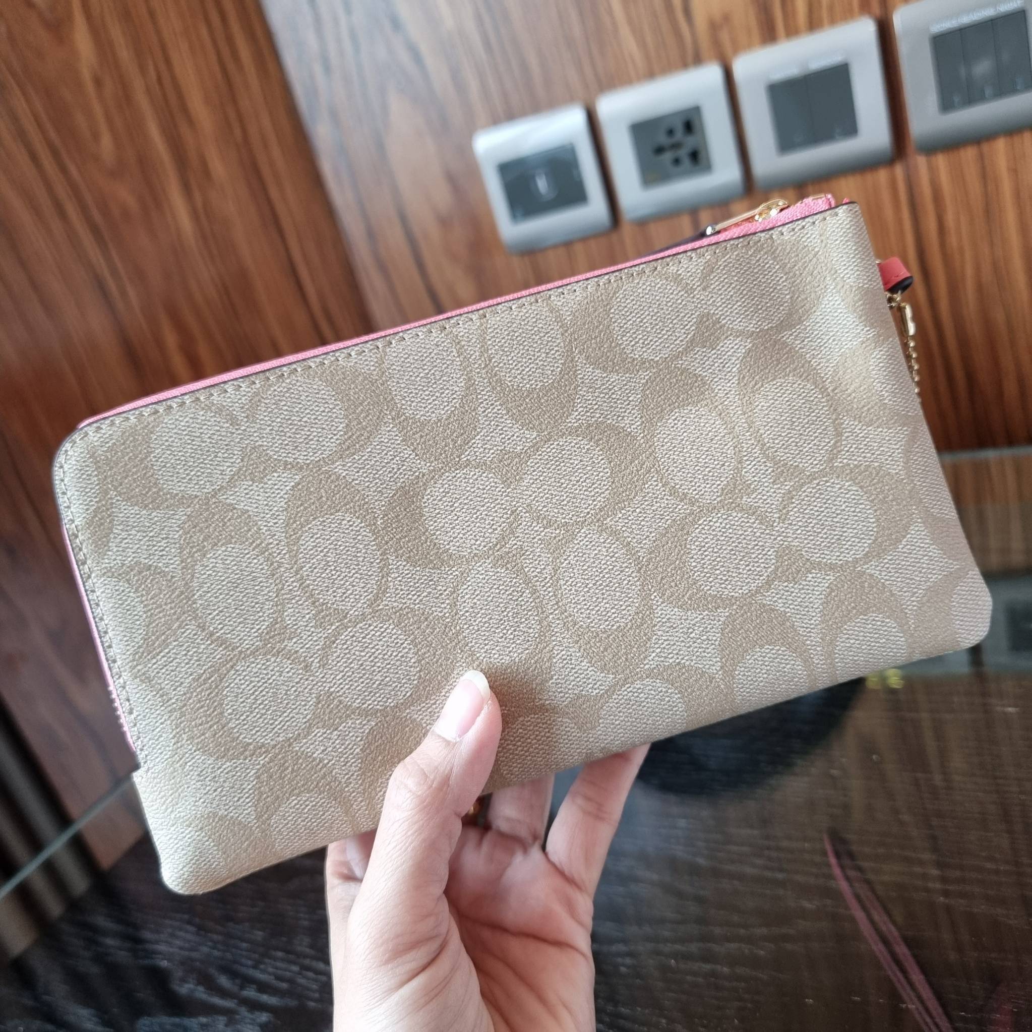 COACH F54057 DOUBLE ZIP WALLET IN SIGNATURE กระเป๋าคล้องมือ size L ใบนี้ใส่มือถือได้ทุกรุ่น ขนาดกำลังดี พกพาสะดวกมากๆ วัสดุหนังสังเคราะห์ ภายในเป็นผ้าสีสวยคม ใส่ธนบัตร ใส่บัตรได้เยอะ ใส่มือถือได้สบายๆทุกรุ่น ตอบโจทย์สาวๆที่ไม่ชอบพกเยอะวุ่นวายจ้า ใบนี้เอาอ
