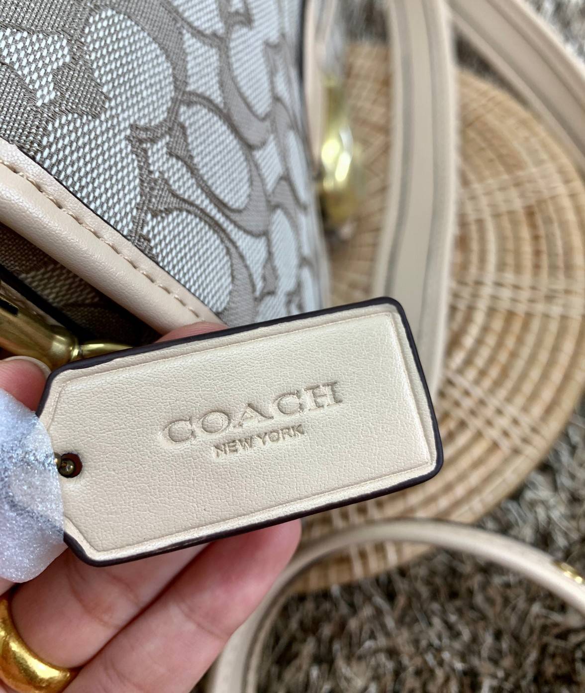 สวย คลาสสิคมากๆจ้าา COACH SOFT TABBY EUROPEAN CLASSIC UPGRADE PORTABLE BAG((C4821)) พร้อมส่งทันทีค่ะ สินค้าออกใหม่!! กระเป๋าหิ้ว//สะพายข้างได้ สุดคุ้ม! วัสดุ jacquard+หนังแท้ ได้สวยงาม คลาสสิคมากๆค่ะ น้ำหนักเบา เปิดปิดแบบกระดุมแม่เหล็กเป็นอะไหล่โลโก้แบรนด