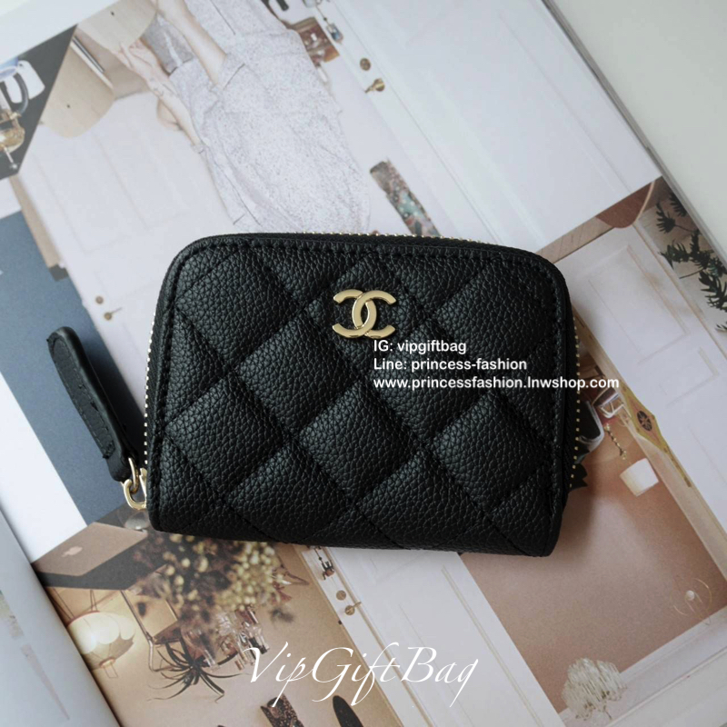 พร้อมส่งที่ไทยแล้วค่ะ♡♡ กับ กระเป๋าสตางค์ใบสั้น แนะนำรุ่นนี้คะ งานพรีเมี่ยมกิ้ฟท์จากเค้าเตอร์ต่างประเทศ **ทรงมินิน่ารักกก หนังสัมผัสลายด้าน จากแบรนด์ CHANEL (GWP) ด้านหน้ามีโลโก้แบรนด์ CC สีทองหรู **อะไหล่สีทองทั้งใบ เปิดปิดด้วยซิปมีที่จับหน