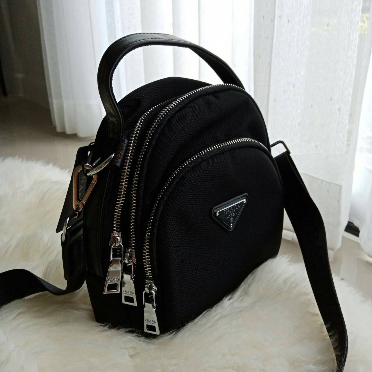 NEW ARRIVAL จากแบรนด์ Prada ใบเดียวใช้ได้3ทรง คุ้มมากๆคะ จะถือ สะพายข้าง หรือทำเป็นเป้สะพายหลัง ก็ได้คะ ขนาดกะทัดรัด วัสดุทำจากผ้า Polyester อย่างดีสามารถกันน้ำได้คะ มีช่องแยกให้ 3ช่องคะ ใส่กระเป๋าตังค์ มือถือ ได้สบายคะ อะไหล่เงินทั้งใบ มาพร้อมสายสะพายยาว