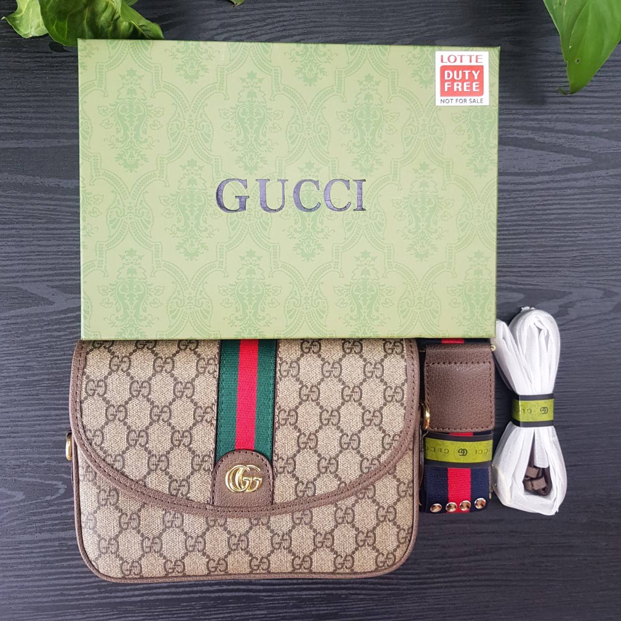 GUCCI Ophidia mini GG shoulder bag กระเป๋าถือ กระเป๋าสะพายทรงสวย ดีไซน์ที่เป็นเอกลักษณ์ จะถือเป็นครัช สะพายไหล่ หรือครอสบอดี้ก็สวยลงตัวได้ทุกสไตล์