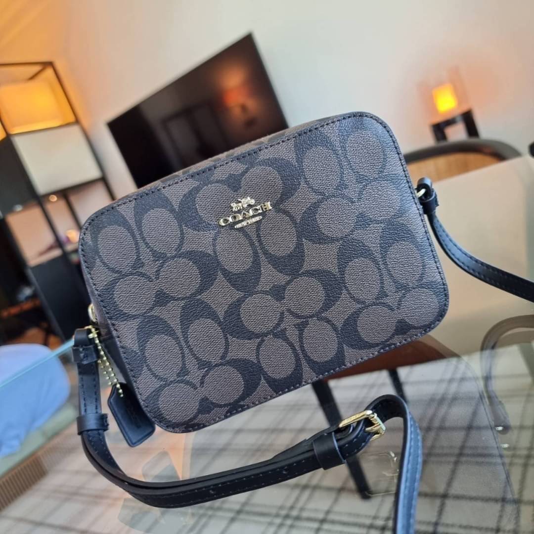 COACH 91677 MINI CAMERA BAG IN SIGNATURE CANVAS ขายดีที่สุด!! กระเป๋าสะพายข้างไซส์มินิ คลาสสิคอยู่ทรง อะไหล่ทองตัดดูหรู วัสดุหนังแคนวาสเคลือบลาย เปิด-ปิดด้วยซิป สายสะพายปรับได้ตามตัว ใบนี้แมทช์ได้ทุกลุค ใช้เป็น everyday bag ได้สบายๆเลยจ้า