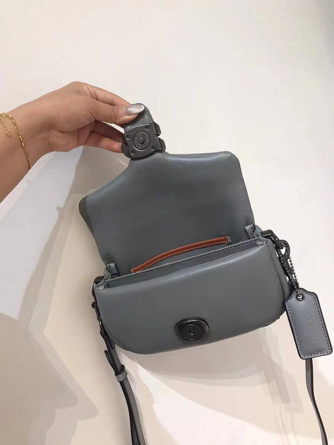 Coach Pillow Tabby Shoulder Bag 18 หนัง nappa หนานิ่ม นุ่มมากๆ รุ่นใหม่ล่าสุดค่ะ! พร้อมโลโก้รุ่นใหม่ด้วยเช่นกัน เพิ่มความหรู ดูดีเข้าไปอีกค่ะ เปิดปิดกระเป๋าแบบกระดุมแมาเหล็ก ภายในมีช่องใส่ของสองช่อง; สามารถใส่กระเป๋าเงินใบสั้นได้;พาสปอร์ตได้;มือถือได้ ค่ะ