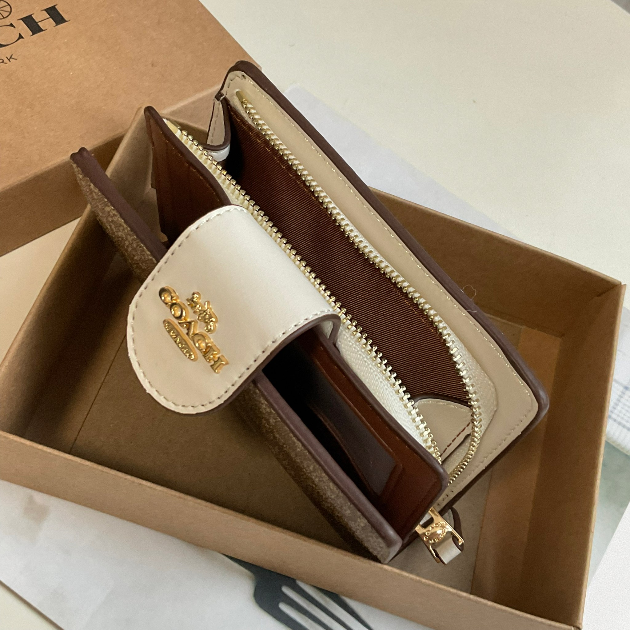 COACH SMALL WALLET IN SIGNATURE CANVAS กระเป๋าสตางค์ใบกลาง แบบพับสองตอน หน้าจดหมาย เปิดปิดด้วยกระดุมปั้มแบรนด์ ด้านในมีช่องใส่บัตรหลายช่อง พร้อมช่องใส่รูป และช่องใส่ธนบัตร ด้านหลังมีช่องซิปเหรียญอีกหนึ่งช่อง น้ำหนักเบา พกพาสะดวก อะไหล่ทองสุดหรู ห้ามพลาดค่