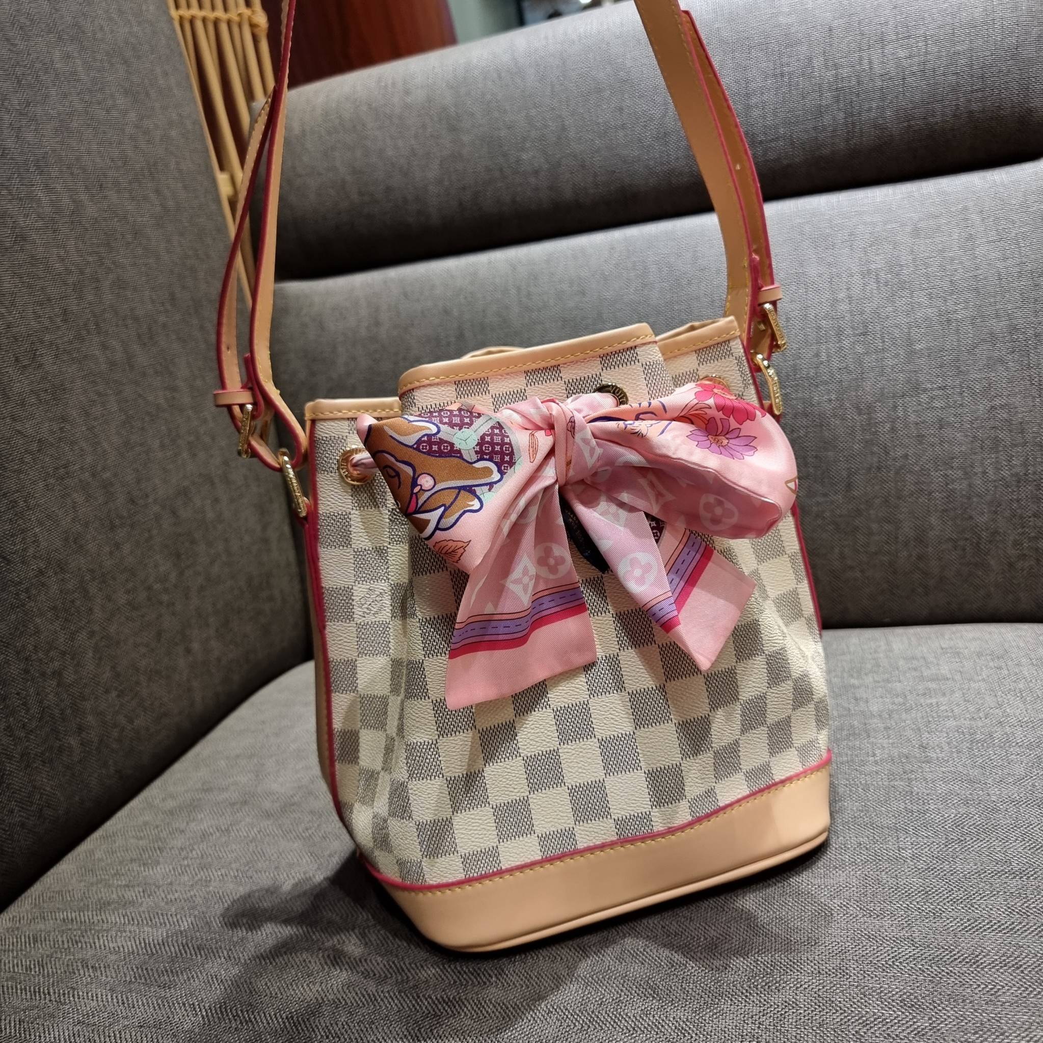 LV Noe bb damier azur กระเป๋าทรงขนมจีบสุดฮอต ราคาสุดคุ้ม ลิมิเต็ดมากๆ แถมฟรี ริบบิ้นแบรนด์เอนกประสงค์ จะใช้แทนสายรูดปากกระเป๋า ผูกเป็นโบว์ตกแต่งเก๋ๆ หรือจะพันถนอมสายสะพายยังได้ คุ้มจริง!! วัสดุหนังแคนวาส ภายในโล่งกว้าง ใส่ของได้ตามสะดวก สายสะพายปรับได้อีก