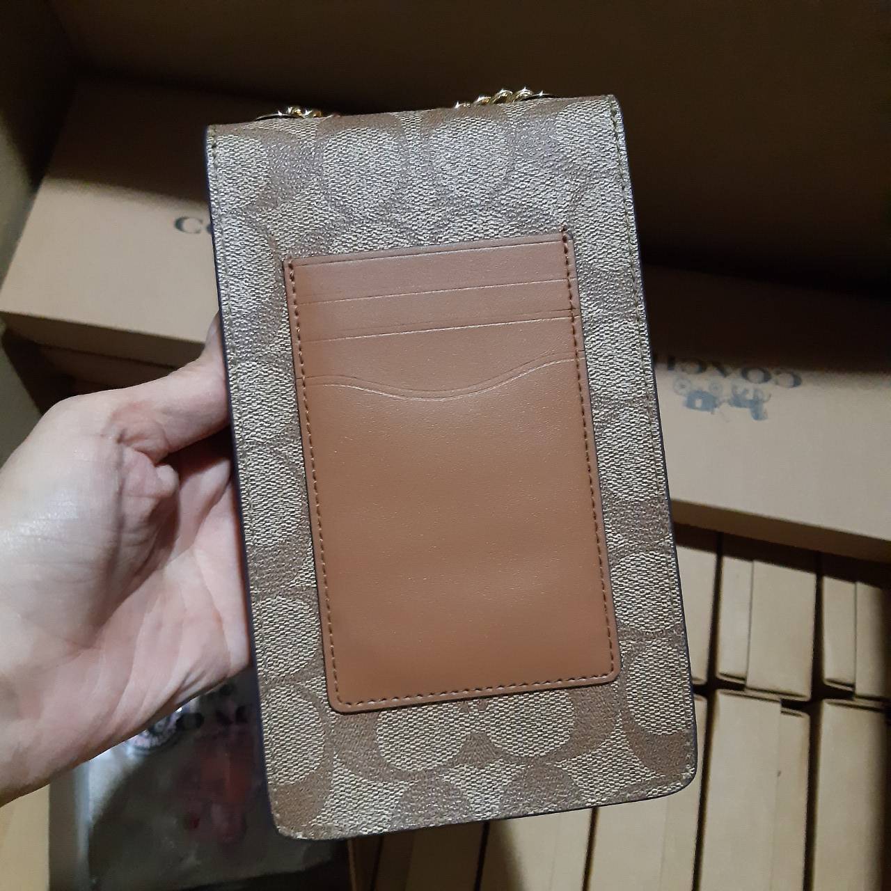 COACH PHONE CASE CROSSBODY BAG ((73486//76988//76357//39955//91046)) COACH NORTH/SOUTH CROSSBODY IN SIGNATURE CANVAS กระเป๋าใส่โทรศัพท์รุ่นนี้ มีความโดดเด่นทั้งดีไซน์และคุณสมบัติในการใช้งาน ด้วยลวดลายที่มีซิกเนเจอร์เป็นเอกลักษณ์แล้ว ด้านหลังยังมีช่องใส่กา