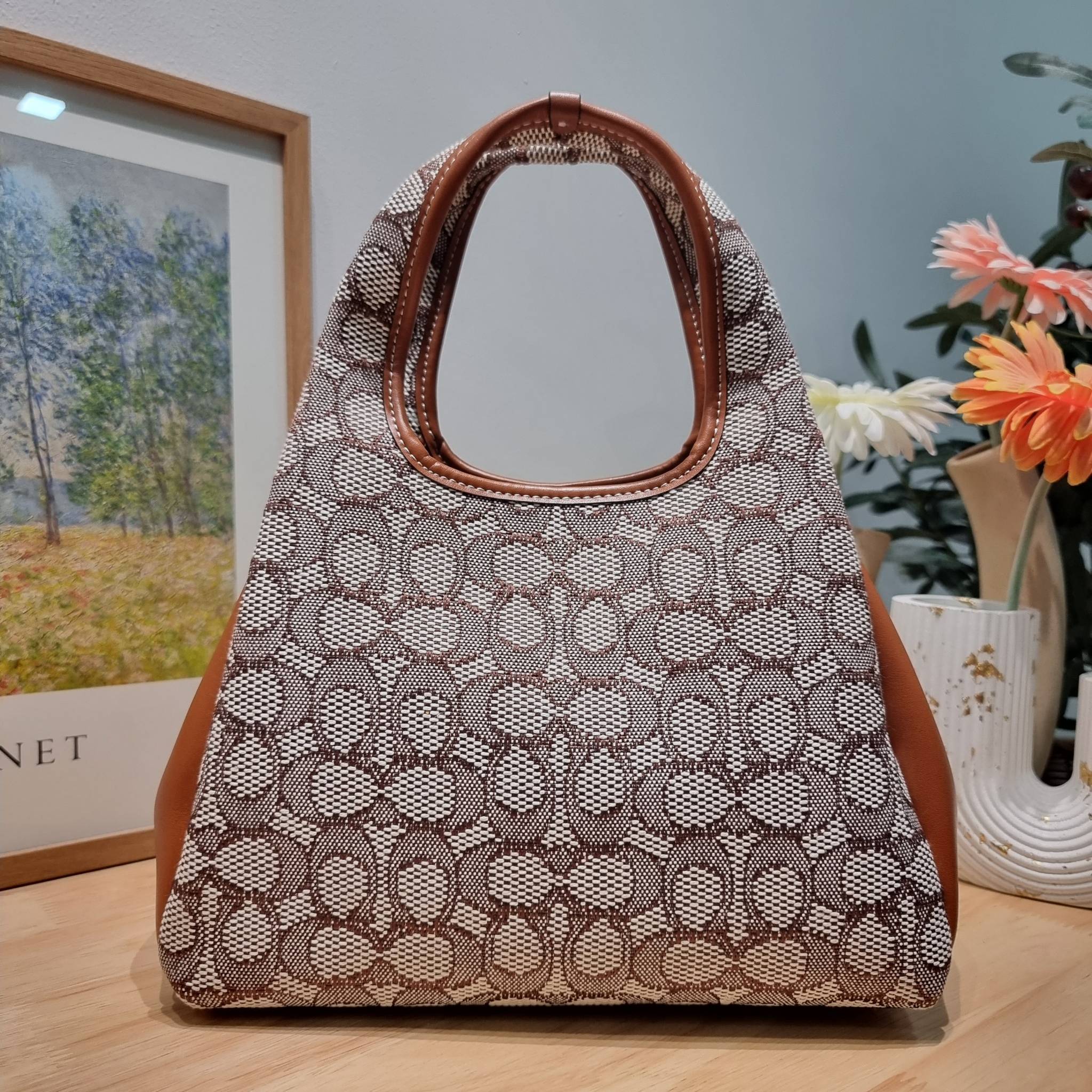 COACH LANA SHOULDER BAG 23 IN SIGNATURE JACQUARD CM550 พร้อมส่ง กระเป๋าถือ/สะพายทรงเก๋ โดดเด่นด้วยลวดลายซิกเนเจอร์บนผืนผ้าทอสวย หูจับในตัวถือสะดวก รีบช้อปได้ใช้ก่อนใครไปเลย