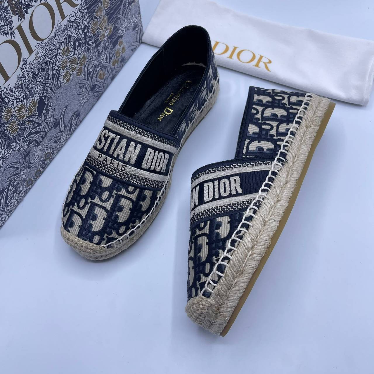 DIOR GRANVILLE ESPADRILLE Oblique Embroidered Cotton รองเท้าที่เป็นเอกลักษณ์ ที่สุดแห่งความหรูหราที่ใช้งานได้ทุกวัน ตัดเย็บจากผ้าฝ้ายปักลาย ประดับด้วยรายละเอียดสวยงาม งานเกรดออริจินอล 1:1 เหมือนที่สุด ภาพสินค้าถ่ายจากงานขายจริง ไม่โป๊ะแตกแน่นอนค่า