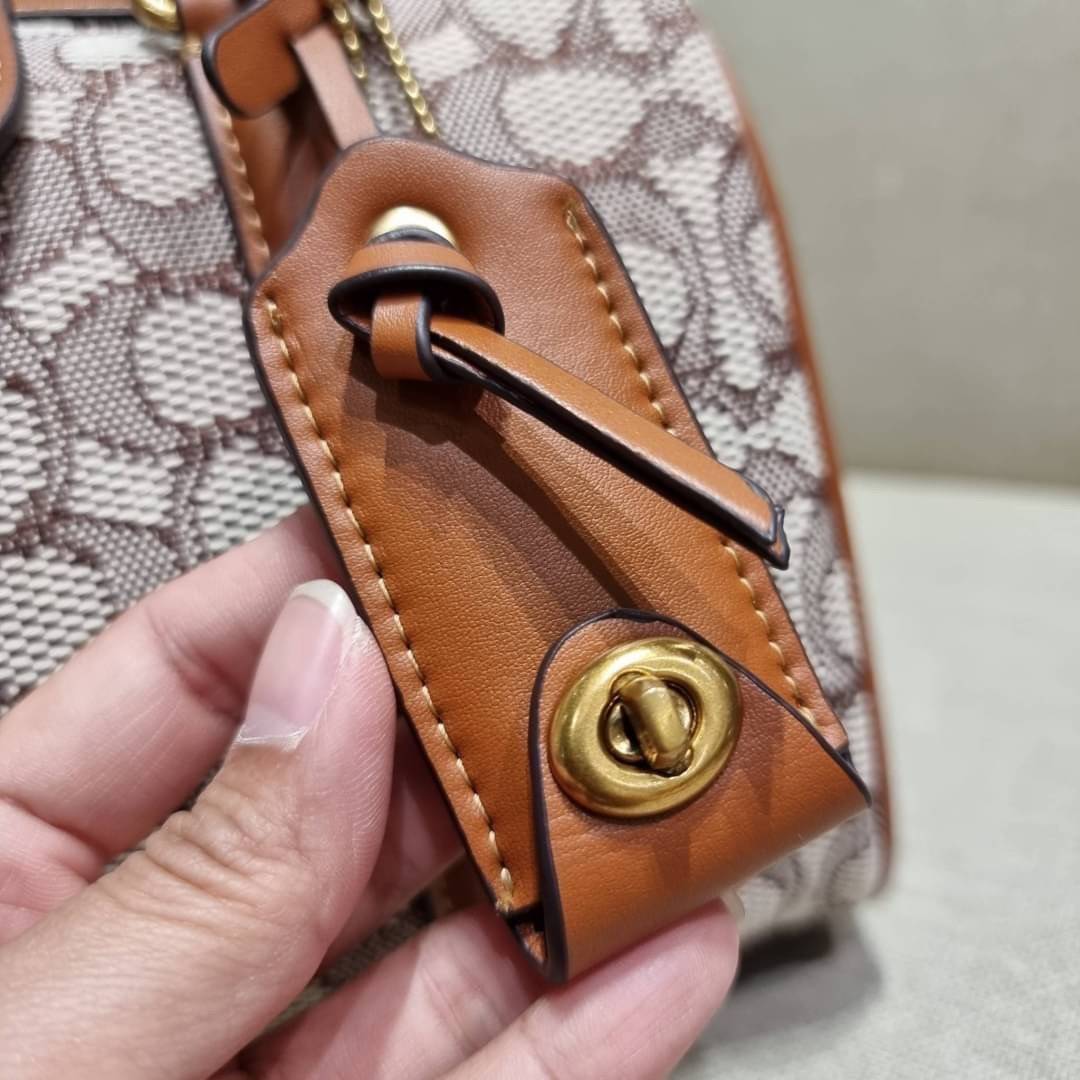 COACH C8529 RUBY SATCHEL 25 IN SIGNATURE TEXTILE JACQUARD ใหม่ก่อนใคร ไม่ต้องรอพรี! กับกระเป๋าทรงหมอนดีไซน์ใหม่ ใบใหญ่ แต่น้ำหนักเบา ด้วยวัสดุผ้า jacquard ถักทอลายซีเอกลักษณ์ ตัดสลับหนังแท้ เพิ่มดีเทลความหรู มาพร้อมหูจับในตัว และสายสะพายครอสสีเข้ากับตัวกร