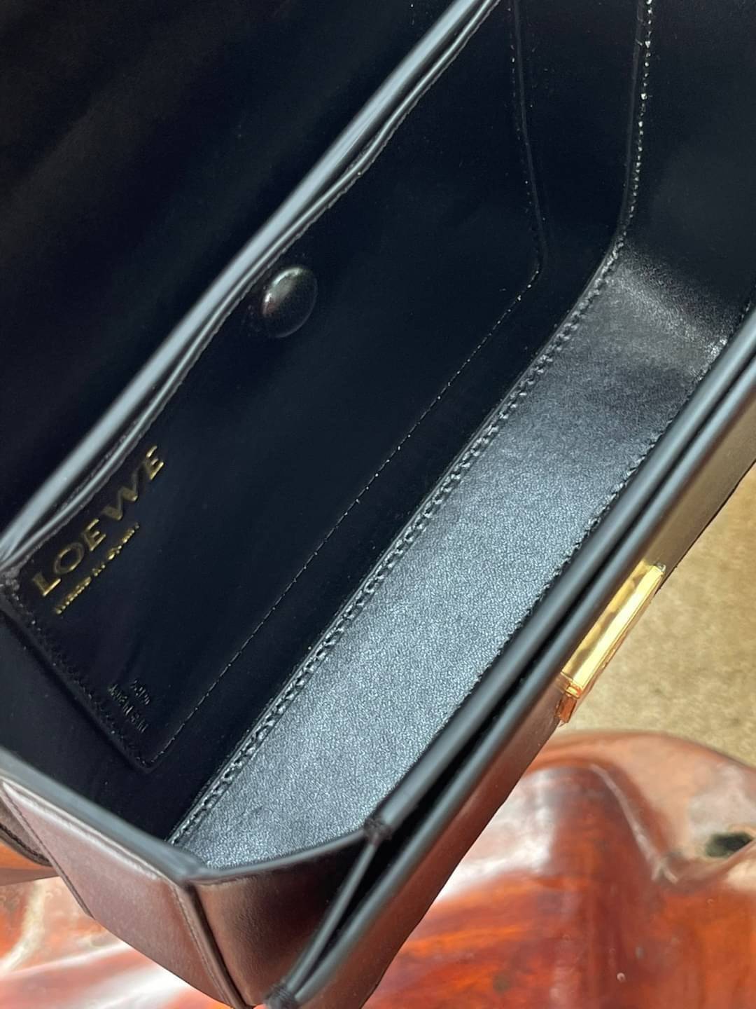 small : LOEWE Goya anagram small leather shoulder bag มาทำความรู้จักทุกดีเทลของ กระเป๋า GOYA ไอเท็มใบใหม่ล่าสุดจาก Loewe ด้วยรูปทรงกล่องอันคลาสสิกที่มาพร้อมรายละเอียดอันน่าค้นหา ด้วยรูปทรงบ็อกสุดคลาสสิก พร้อมโครงสร้างที่กะทัดรัดเปี่ยมไปด้วยสเน่ห์น่าค้นหา 