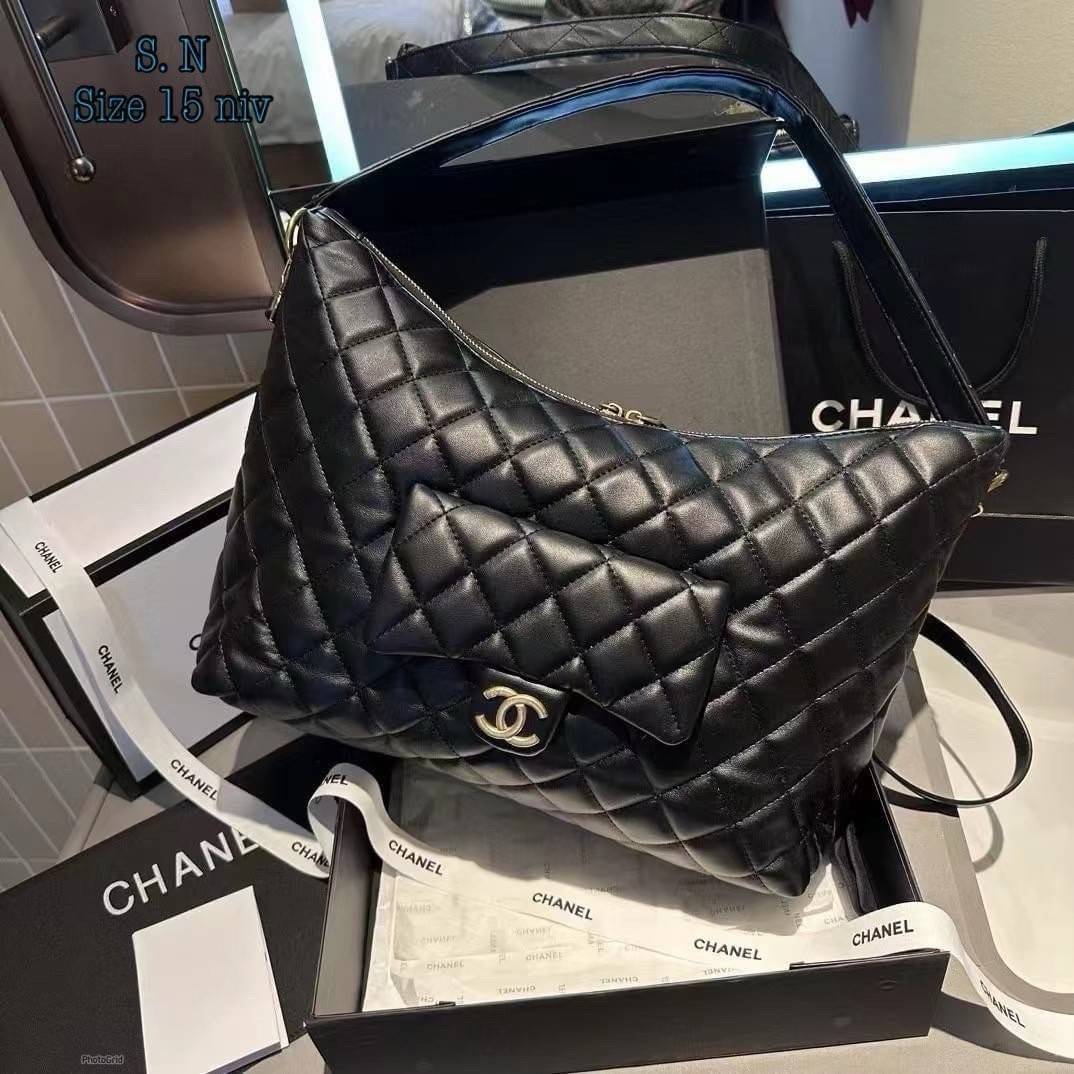 Chanel Maxi Hobo Bag 23B 37cm กระเป๋าสะพายทรงโฮโบใบใหญ่ จุของได้เยอะ ดีไซน์ใหม่ ตัวแม่ตัวมัมต้องมีแล้วนะคะ งานหนังเต็มใบสวยหรูดูแพง เรียบแต่หรู ต้องใบนี้เลยค่ะ ใช้ได้กับทุกลุค ทุกโอกาส