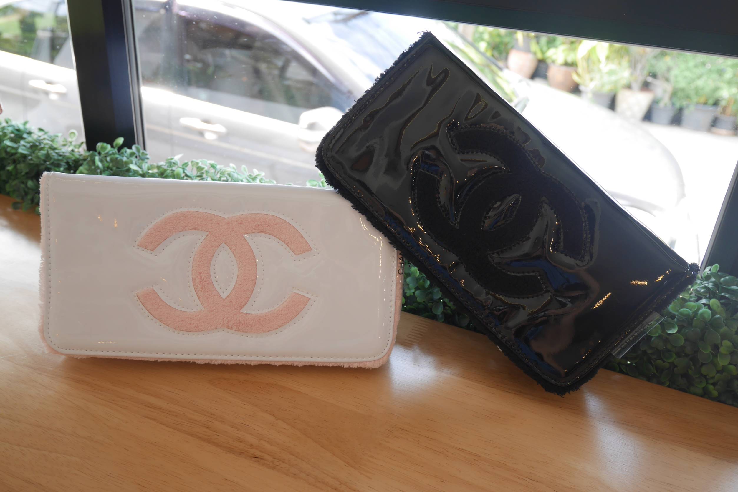 Best sellerแห่งปี! ต้องกดเลิฟให้ใบนี้เลย กระเป๋าclutch & shoulder bag งานพรีเมี่ยมกิ้ฟ จากเคาเตอร์ต่างประเทศ จากแบรนด์ Chanel เป็นกระเป๋าหนังแก้วเงา สวยหรู ตามแบบฉบับของแบรนด์เลย ตัวกระเป๋าขนาดกำลังดี ใส่มือถือได้ทุกรุ่น สามารถเก็บสายถือเป็นคลัชออกงานได้ค