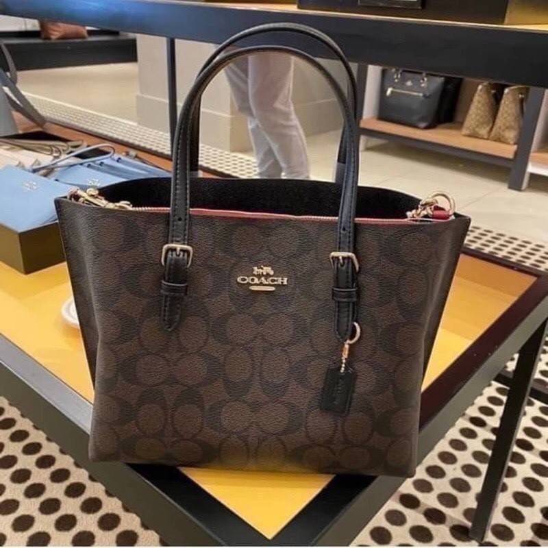 OUTTLET 】COACH MOLLIE TOTE 25 (C4250 C4084) น้องคนสวยอีกหนึ่ง!! กระเป๋าโท้ทไซส์เล็กที่สาวๆหลงรัก ดีไซน์คลาสสิคเหมือนเดิม เพิ่มเติมคือสะดวกขึ้นเยอะ!! ย่อส่วนมาจากใบใหญ่เป๊ะๆ น่ารักน่าใช้มากๆ วัสดุหนัง crossgrain ทนทาน ใช้งานง่าย เรียบหรูดูดีม้าก!! ภายในโล่