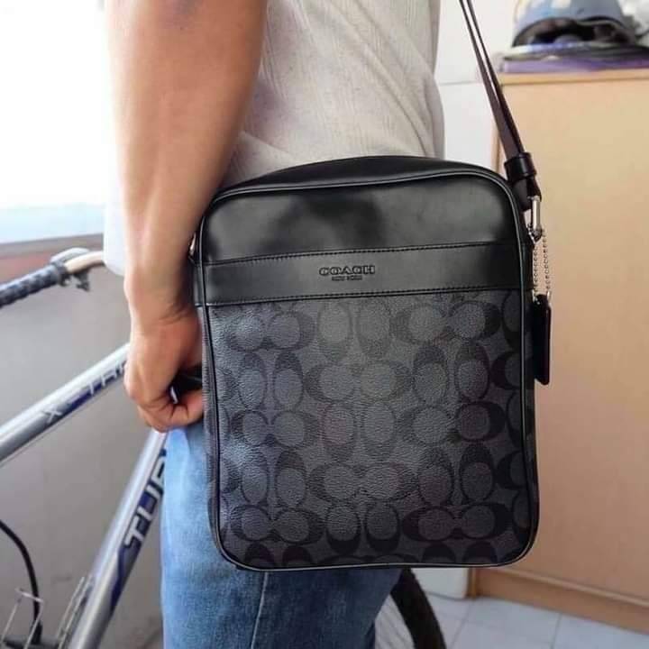 อมตะ ฆ่าไม่ตายจริงๆ กับรุ่นนี้!!😎//>>COACH CHARLES FLIGHT BAG(F54788)🍁สะพายข้าง ทรงสวย เป็นอีกรุ่น ที่ฮิตตลอดกาลไปเรียบร้อยแล้ว//วัสดุหนังแคนวาส สลับหนังแท้อย่างดี // ใช้ได้ทั้งชายและหญิง Unisexสุดๆ ใช้งานง่าย ทรงกล่อง จะสะพายเที่ยว 