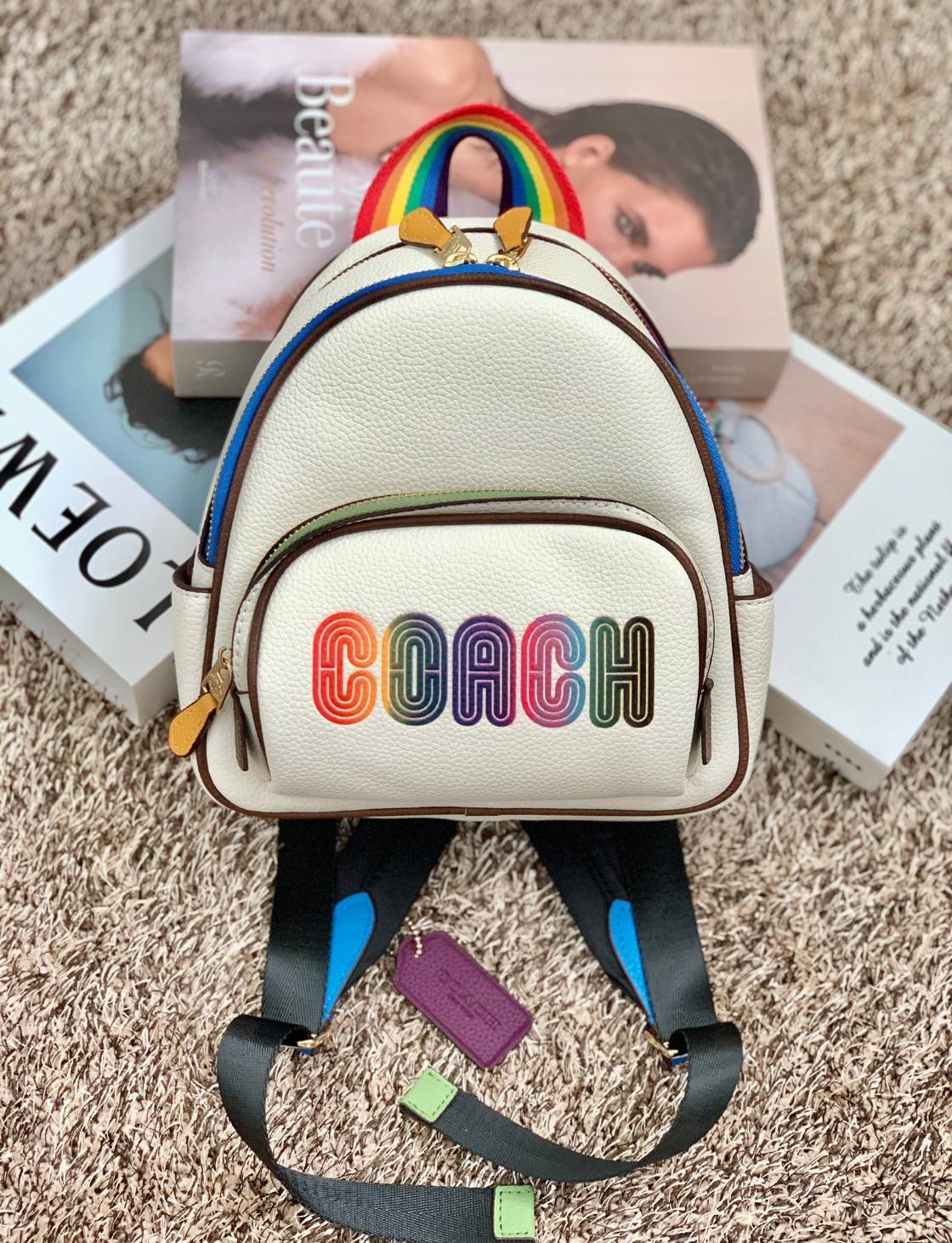 COACH MINI COURT BACKPACK WITH RAINBOW COACH ((CA624)) 🌈ต่อกันเลย สวยกันก่อน วางน้องไม่ลงเลยจริงๆค่าา😍 พร้อมส่ง! ยังไม่เข้าไทย กับกระเป๋าสะพายหลังแบบมีหูหิ้วในตัว บอกก่อนเลยว่าหนังของน้องทั้งนิ่ม ทั้งสวย อย่างดีเลยค่ะ