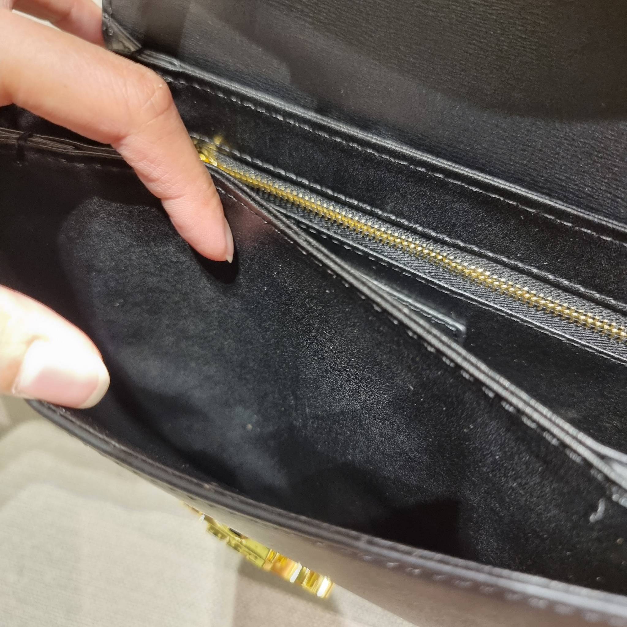 VIP 🥂 CELINE CLASSIQUE TRIOMPHE BAG IN SHINY CALFSKIN ไอเท็มสุดคลาสสิค ที่ขาดไม่ได้ กระเป๋าสะพายทรงสวยคลาสสิค แฝงความผู้ดี ที่ใช้ได้ทั้งชายหญิง วัสดุหนังแท้ เปิด-ปิดด้วยตัวกดล็อค สะดวกใช้มาก ภายในเป็นช่องโล่ง เก็บของได้เป็นสัดส่วน และยังมีช่องซิปใ