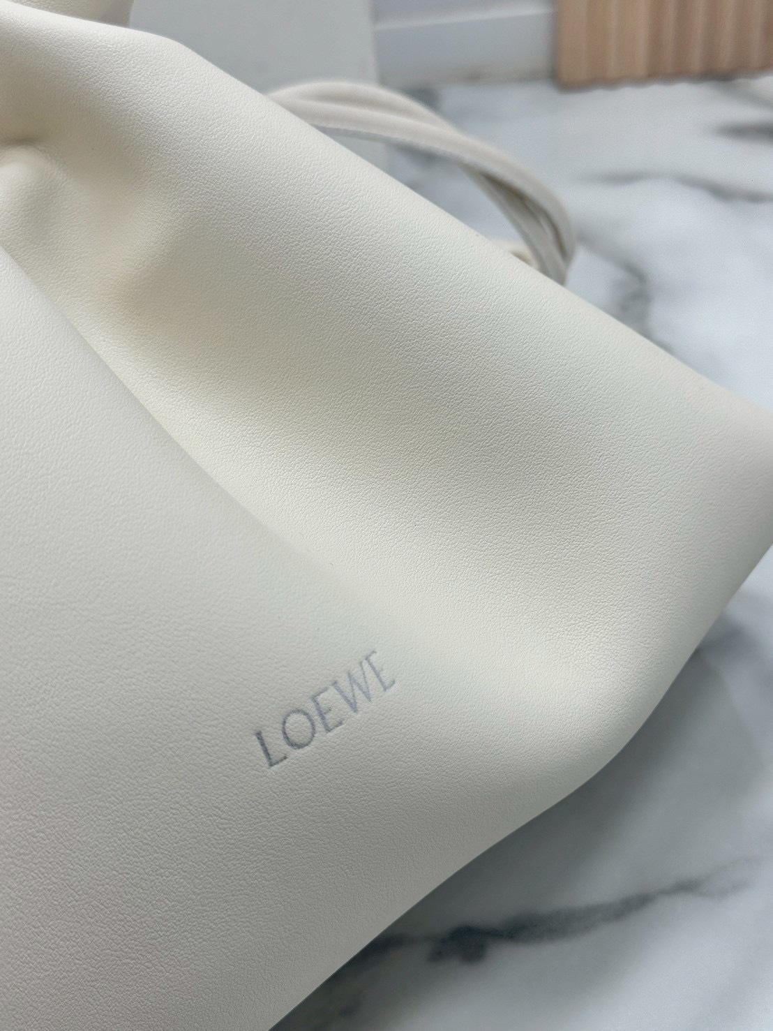 ORI หนังแท้ | Medium Loewe Flamenco clutch in nappa leather 30cm กระเป๋าสะพายทรงคลัชดีไซน์รูดเชือก เรียบหรูดูแพง เรียบง่ายใช้งานสะดวก หนังแนปป้าให้สัมผัสนุ่มสบายผิว มาพร้อมสายสะพายร้อยห่วงหรูหรา