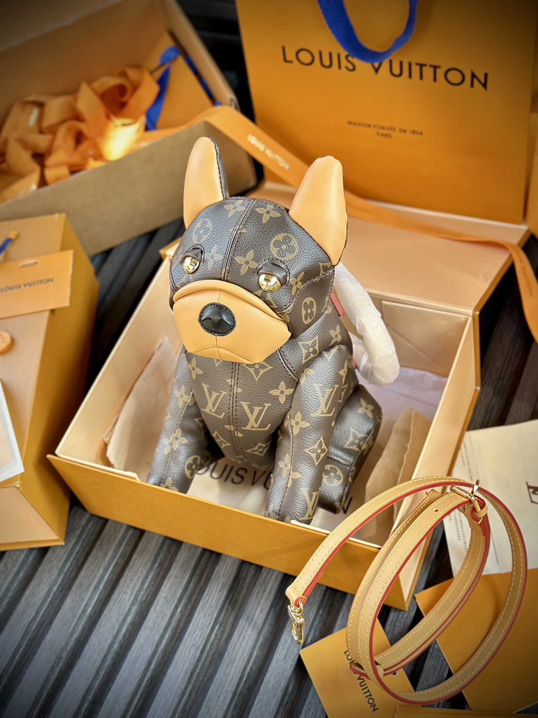 LV Pooch bag กระเป๋าสะพายรูปทรงน้องหมา Pooch 3D แสนน่ารัก งานหนังแท้ แคนวาสแท้พิมพ์ลายคมชัด มาพร้อมป้ายแท็กห้อย LV Lovers คอลใหม่มีมาให้สวยได้ตลอด!! สาวก dogs lover ต้องไม่พลาดเลย