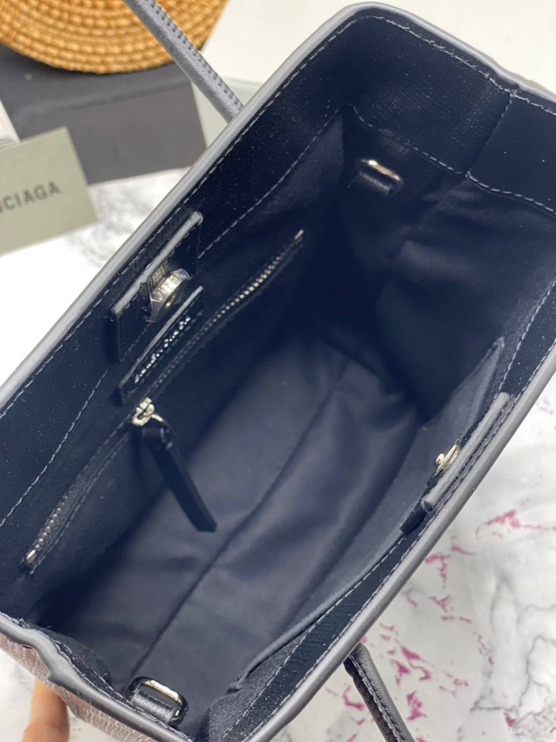 หนังแท้ BALENCIAGA XXS TOTE / Balenciaga shopping tote xxs พกกระเป๋าช้อปปิ้ง ไปทุกที่ในฤดูกาลนี้ ดีไซน์ที่ใช้ได้ทุกวันตั้งแต่หนังแบบมีเท็กซ์เจอร์ ภาพสินค้าถ่ายจากงานขายจริง ใช้งานต่างประเทศได้