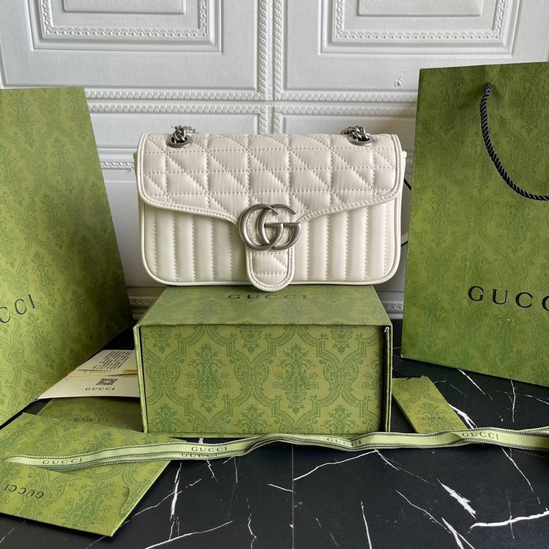 หนังแท้ 26cm GUCCI GG Marmont leather shoulder bag แบบใหม่ล่าสุด ราคานี้หนังแท้คือคุ้มมากเลยค่าสาวๆ ต้องจัดแล้วน้าา ยกระดับความหรูให้กับตัวเองกันหน่อย ด้วยกระเป๋ารุ่นนี้!! ครอสบอดี้ที่ดีไซน์หรู อัพเลเวล ในราคาที่จับต้องได้ พร้อมเสิร์ฟความสวยตรงถึงบ้านแล้ว