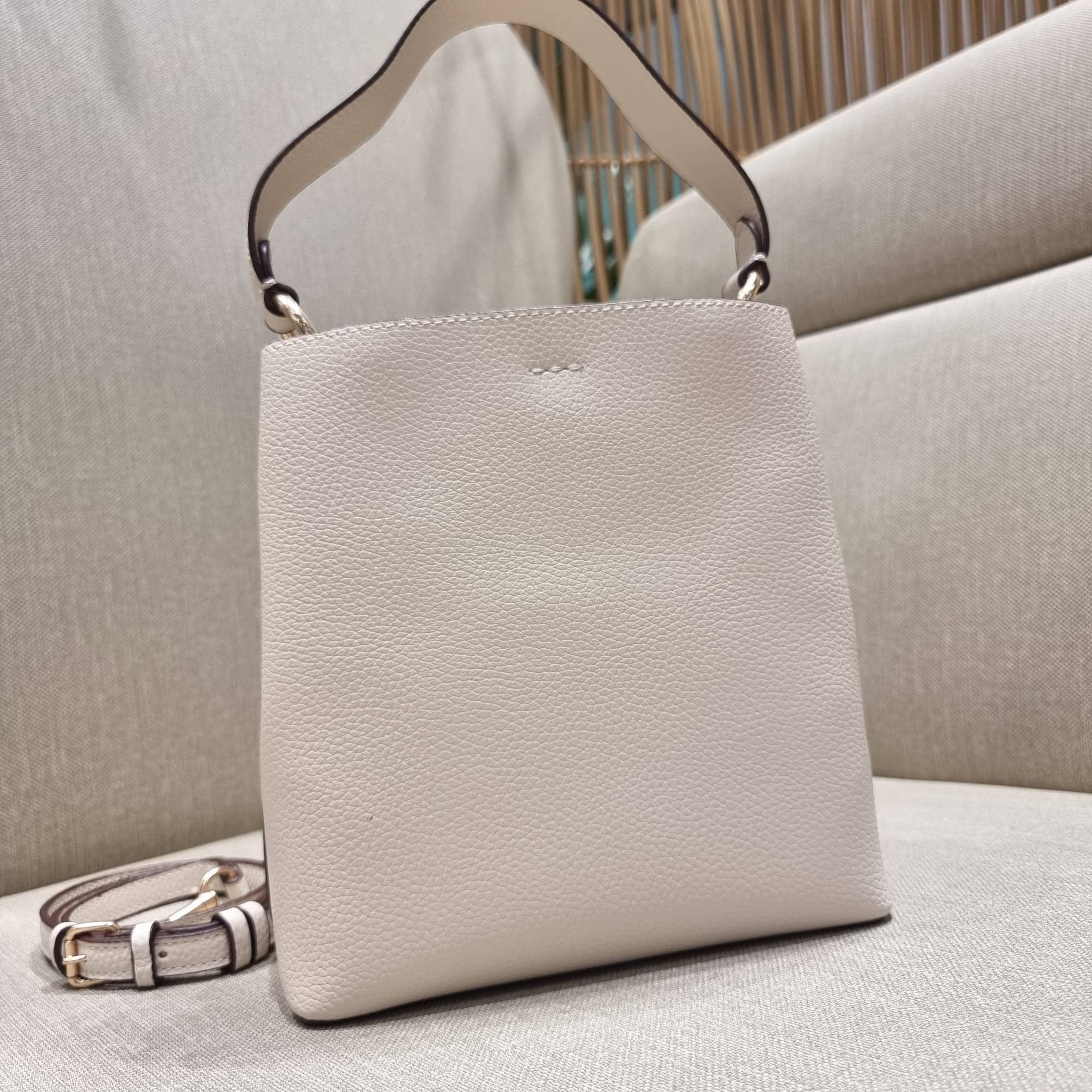 COACH 1011 SMALL TOWN BUCKET BAG รุ่นยอดนิยมใบเล็ก กระเป๋าทรงบัคเก็ต สีคลาสสิคเรียบหรู ตัดกับโลโก้สีทองดูโดดเด่น วัสดุหนัง pepble สวยคมทุกมุมจริงๆ!! เปิด-ปิดด้วยกระดุมแม่เหล็กทั้ง 2 ฝั่ง ภายในเป็นช่องโล่ง มาพร้อมสายสะพายปรับได้ตามตัว ขนาดใบนี้กำลังสวย สะพ