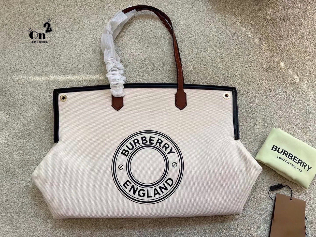VIP 🥂 Burberry tote bag / BURBERRY FRAGRANCES TOTE BAG กระเป๋าสะพายทรงโท้ทผ้าแคนวาส ตัดขอบหนัง การตัดเย็บเดินด้ายสวยงามเลอร์ค่ามาก ดีไซน์สวย ทรงหรูดูไฮ รุ่นหายาก เป็นอีกหนึ่งรุ่นที่ดาราเซเลป ใช้กันเยอะมาก ประดับกระดุมแบรนด์สีทอง ที่มุมปากกระเป๋าทั