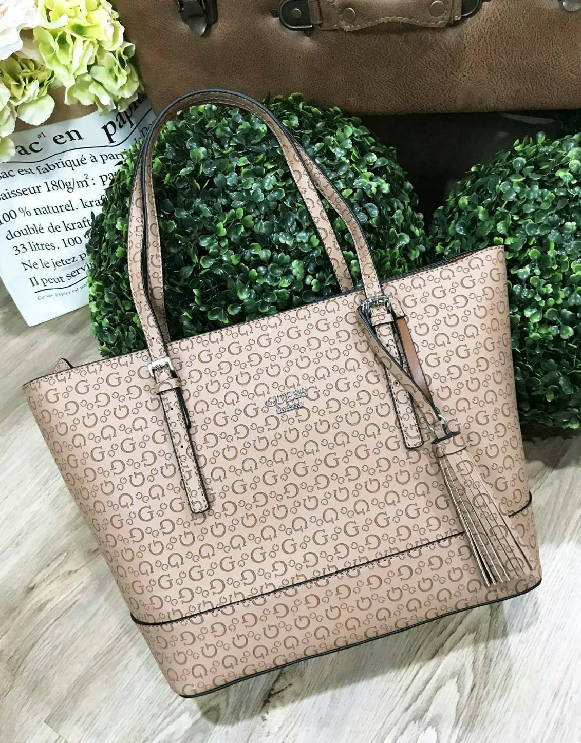 GUESS SINGNATURE SHOPPER BAG (SIZE L) กระเป๋าสะพายรุ่นใหม่ล่าสุดจาก GUESS FACTORY หนังสวยอยู่ทรงปั้มลาย Singnature Brand รอบใบ ด้านหน้าประดับโลโก้แบรนด์ ด้านหลังมีช่องใส่ของ หูหิ้วสะพายไหล่ได้สามารถเลื่อนปรับระดับได้ พร้อมประดับพู่หนังห้อยที่หูกระเป๋าดูมี