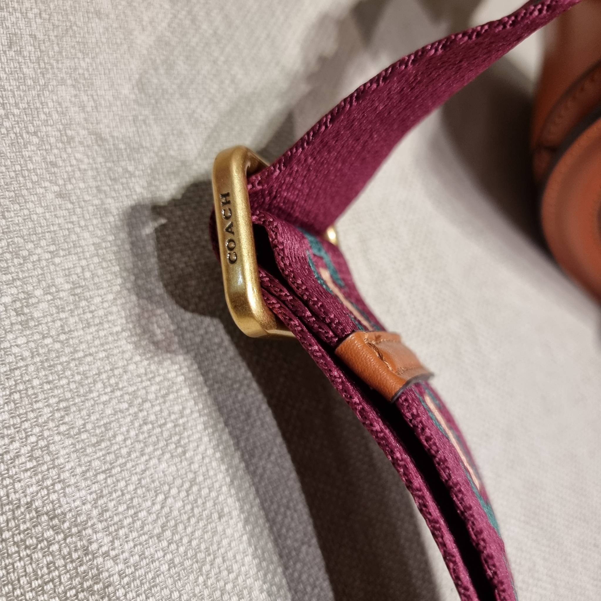 COACH C0749 BEAT SADDLE BAG The best item! ที่สาวๆรอคอย! ฮอตไฟลุก! สีหายาก ละมุนคุณหนู คอลเลคชั่นใหม่ ดีไซน์หรูหรา พิเศษมากๆมาพร้อมสายสะพาย 2 เส้น ใช้คู่กันหรือแยกสะพายก็สวยครบสูตร กระเป๋าสะพายทรง saddle คลาสสิค วัสดุหนัง glove-tanned ทนทาน เปิด-ปิดด้วยกร