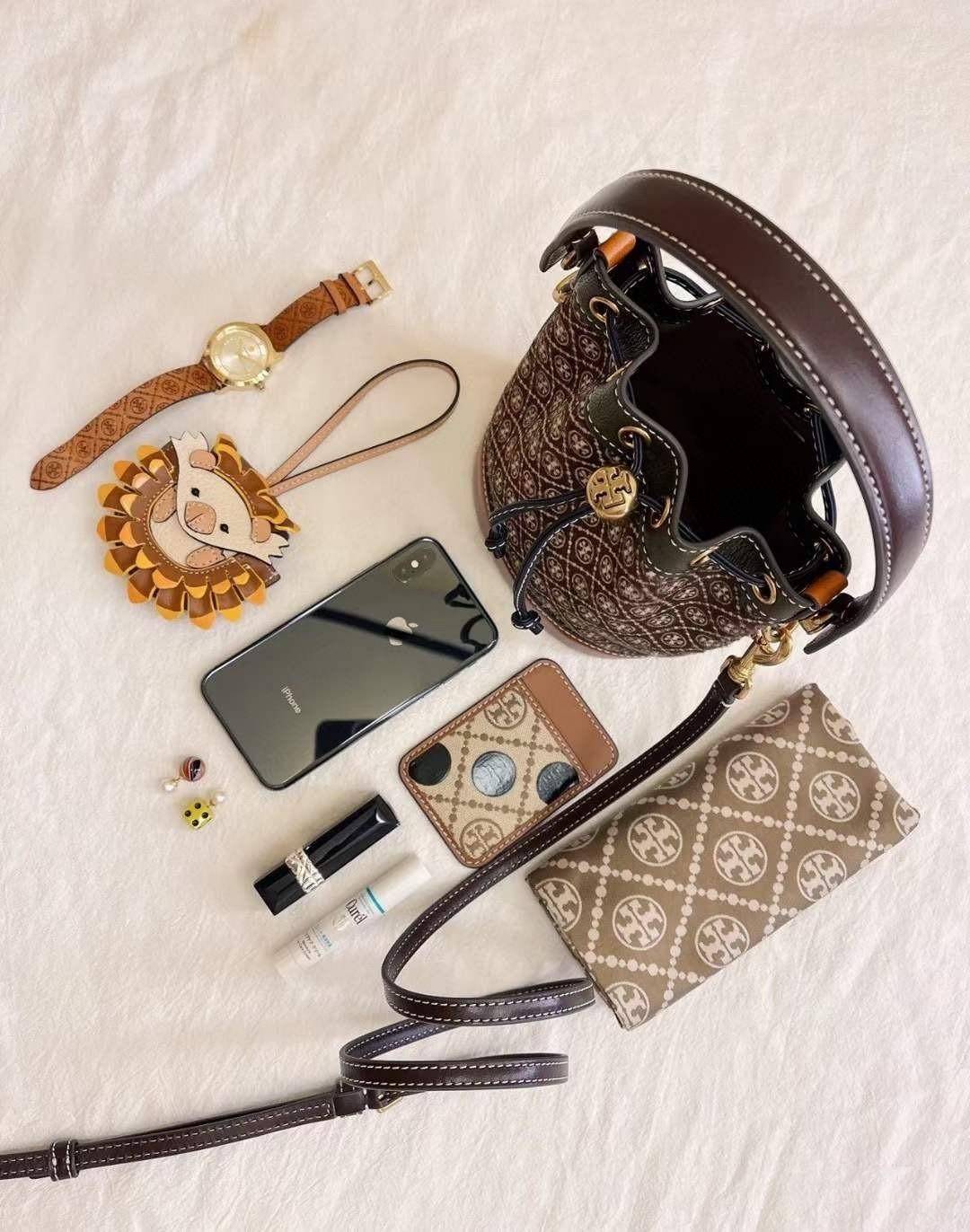 Tory Burch T Monogram Calf Hair Mini Bucket Bag กระเป๋าทรงถังผลิตขึ้นอย่างพิถีพิถันด้วยขนลูกวัวพิมพ์ลาย ตัดแต่งหนังอย่างดี