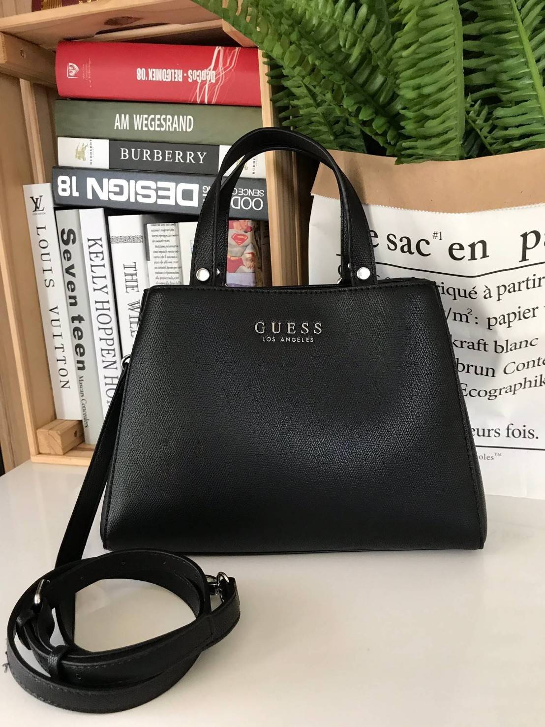 GUESS WOMAN FACTORY SHOULDER BAG กระเป๋าถือหรือสะพาย ทรง A คลาสสิค ขนาดกำลังดี น้ำหนักเบา วัสดุ pu. นิ่ม คุณภาพดี สวยอยู่ทรง ด้านหน้า ประดับโลโก้แบรนด์ เปิดปิดแบบแถบคาดกระดุมแม่เหล็ก ภายในกว้างแบ่ง 2 ช่องใหญ่ มีช่องซิปกลาง เป็นสัดส่วน ซับในลายแบรนด์ ใส่ w