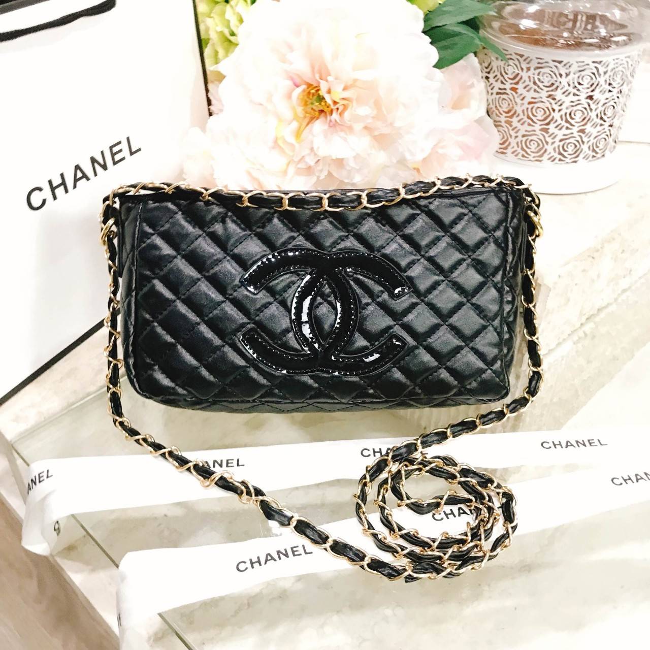 NEW ARRIVAL! Chanel Clutch Bag With Chain VIP Gift With Purchase (GWP) กระเป๋าสะพายพรีเมี่ยมกิ้ฟของแท้จาก Chanel Perfume Counter รุ่น Limited Edition วัสดุหนังลายตารางทรงเหลี่ยมเปิดปิดด้วยซิปแบรนด์อะไหล่ทอง ขนาดกำลังดี น้ำหนักเบา ภายในโล่ง ซับในลายเเบรนด์