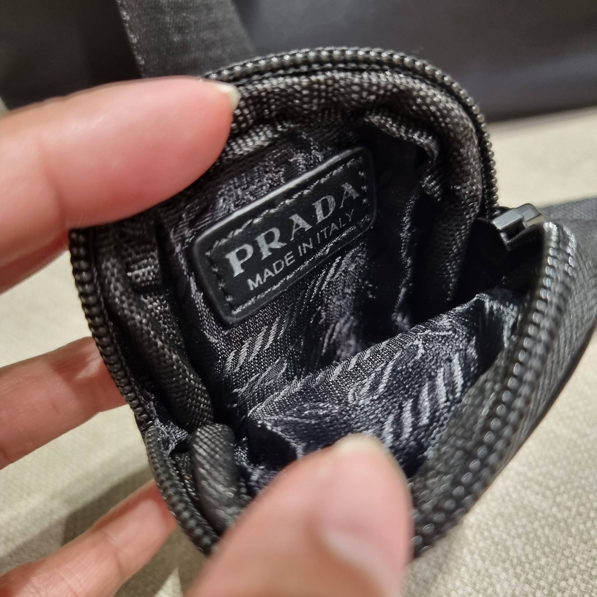 PRADA RE-NYLON TESUTO TOTE BAG กระเป๋าทรงช้อปปิ้ง ขนาดกำลังสวย รุ่นหายาก ขายดีตลอดกาล!!ด้วยรูปทรงที่ใช้งานง่ายและสะดวก ทำให้ครองใจทั้งสาวๆและหนุ่มๆได้ไม่ยาก วัสดุผ้าไนล่อนคุณภาพ พร้อมใบลูก ไว้ใส่เหรียญ ใส่กุญแจได้สารพัด ปากกระเป๋ามีซิปปิดกันของหล่น ภายในเ