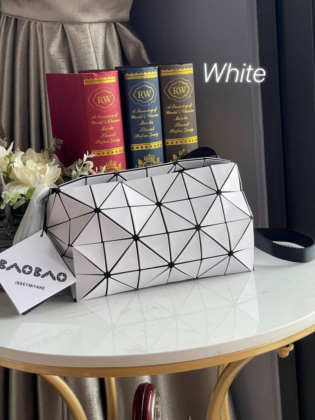 BAOBAO Issey Miyake CARTON GLOSS SHOULDER BAG มาในไซส์ขนาดกะทัดรัด โดดเด่นด้วยดีไซน์อันเป็นเอกลักษณ์ของแบรนด์ ที่สำคัญน้ำหนักเบา