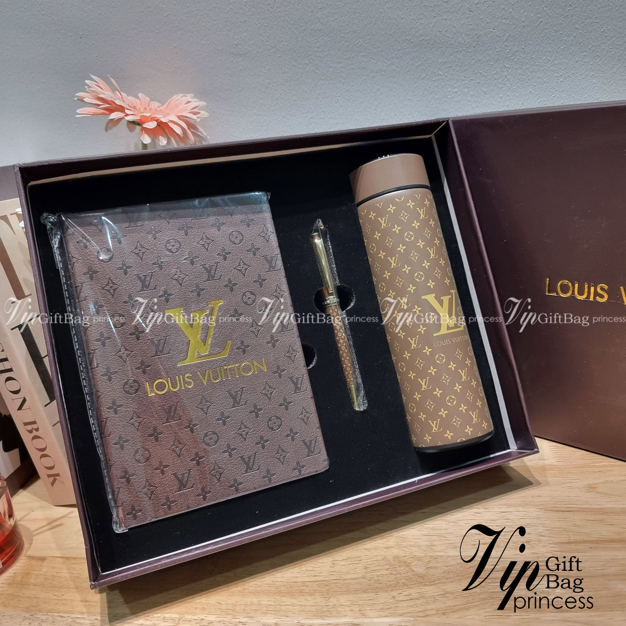 LV tumblr With digital temperature display SET Booknote / LV gift box สุดยอดไอเท็มใน box set ที่เหมาะแก่การเก็บสะสม หรือจะส่งให้เป็นของขวัญในช่วงปีใหม่ก็ดีงามที่สุด จัดมาให้ทั้งสมุดจดบันทึกเล่มลิมิเต็ด ที่ตัดขอบกระดาษด้วยสีทองหรู ปากกาเข้าเซ็ท และกระบอกน้