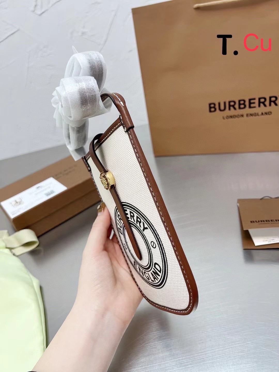 Burberry Phone Case Anne Logo Graphic Print / BURBERRY FRAGRANCES CROSSBODY BAG กระเป๋าใส่โทรศัพท์ ใช้ได้ทั้งชายหญิง งานผ้าแคนวาสอย่างดีตัดขอบหนัง มีช่องใส่บัตรด้านหลัง น่ารักตะมุตะมิ ใส่บัตรใส่ของจุกจิกใส่โทรศัพท์ได้ น่ารักไปอีกจ้า
