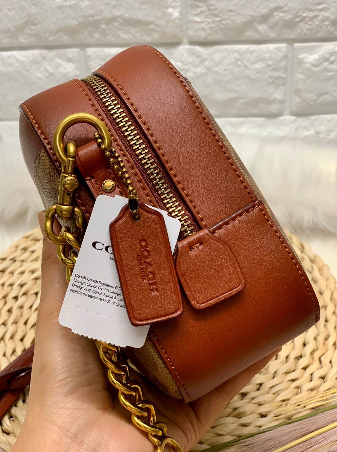 COACH SIGNATURE CROSSBODY BOX BAG ((F31208)) 🔺สินค้าขายดี กระเป๋าสะพายวัสดุหนังแท้ จาก coach factory outlet หนังนิ่ม ทรงสวย ตัวกระเป๋าลายแบรนด์ ตัดขอบหนังเรียบได้สวยงามค่ะ ด้านหน้า-หลัง มีช่องสำหรับใส่ของ เปิดปิดกระเป๋าแบบซิป ที่จับเป็นพวงหนังอะไห