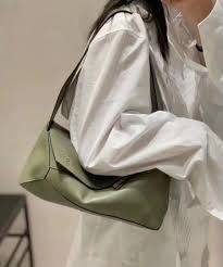 Loewe Puzzle Hobo bag กระเป๋ารุ่น Puzzle มีความพิเศษในหลายด้าน ไม่ว่าจะเป็นรูปทรงที่แปลกใหม่ มินิมอลด้วยโลโก้อนาแกรมแบบประทับ ดูหรู เป็นกระเป๋า Unisex ที่ไม่ว่าคุณจะเป็นผู้หญิงหรือผู้ชายก็ใช้งานได้ ลายกระเป๋าได้มาจากการนำหนังมาเย็บต่อกันทั้งหมด ถึงแม้ว่าข