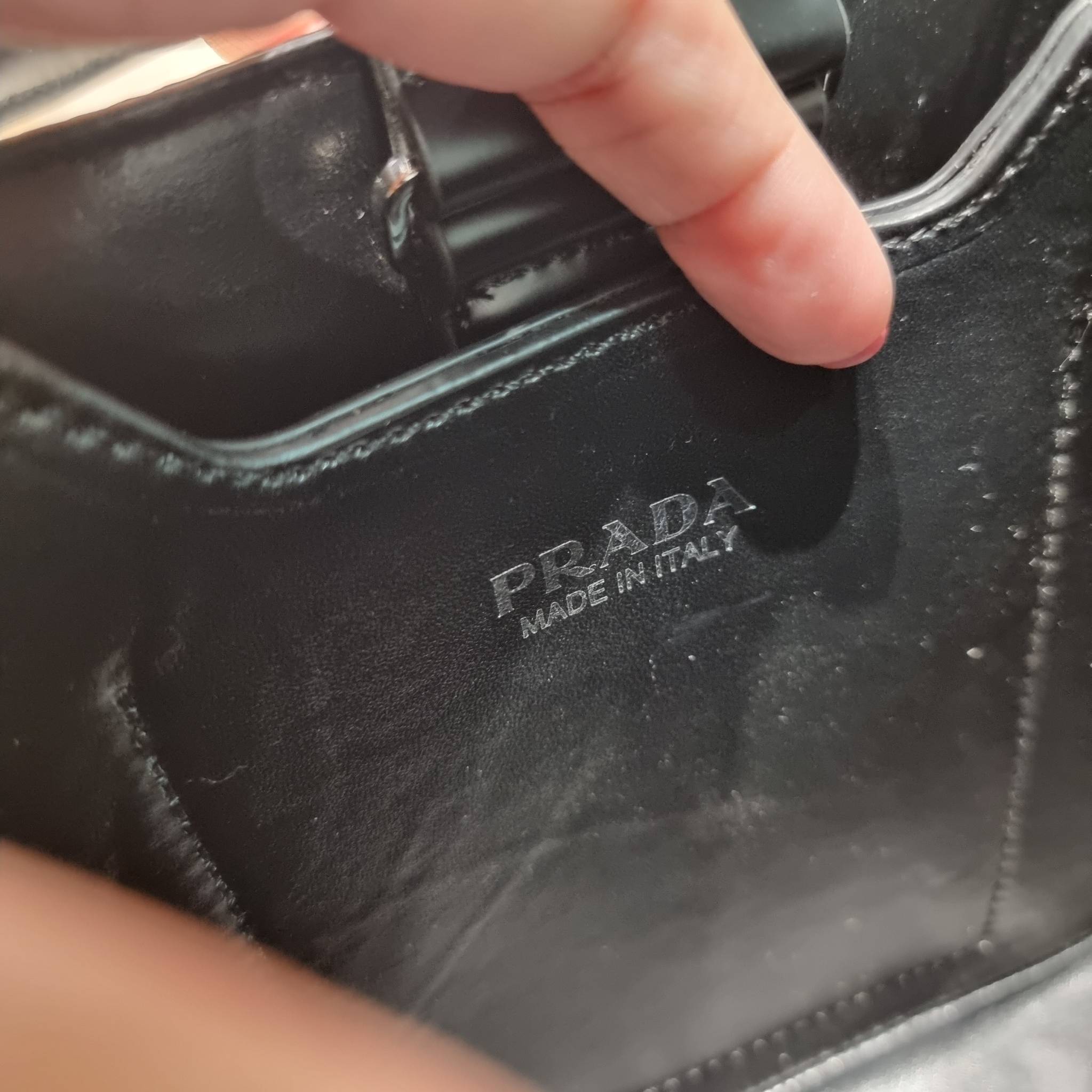 PRADA SMALL PANIER CRYSTAL EMBELLISHED TOTE BAG กระเป๋าสะพายทรงโท้ท ไซส์กำลังสวย หรูหรา โดดเด่น ถือออกงานก็ดูระยิบระยับเล่นแสง ทำให้ดูดีมีราคา มีสายคล้องในตัวและสายสะพายข้าง