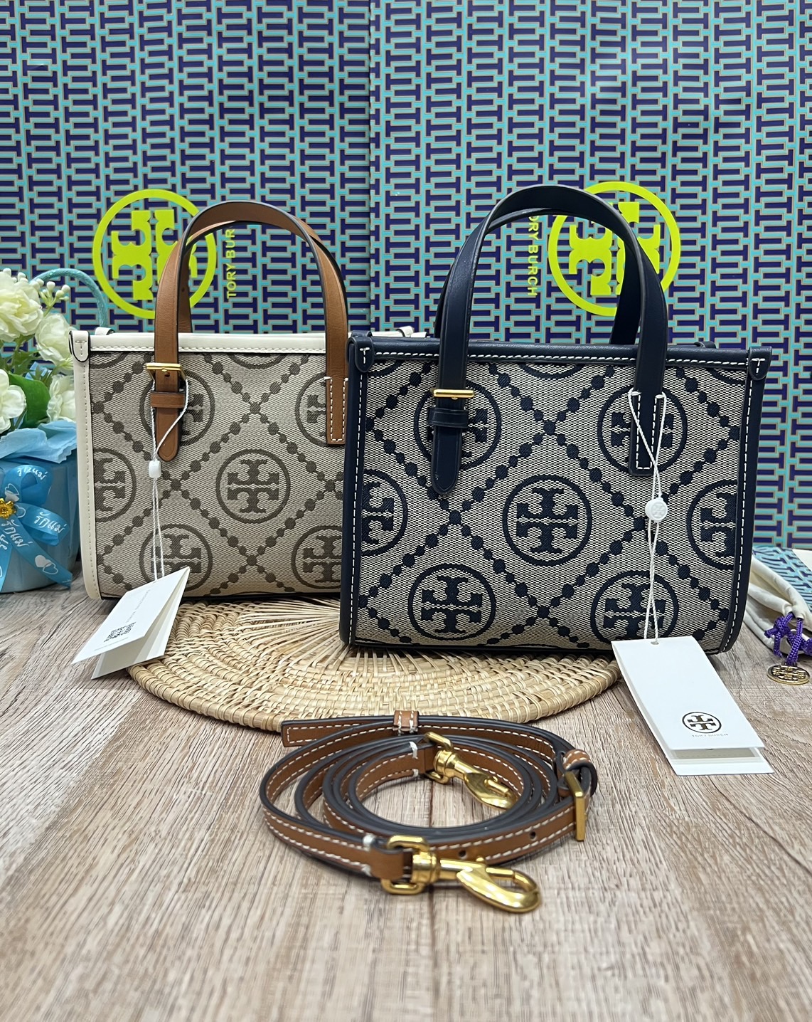 Tory Burch Mini T Monogram Square Tote / TORY BURCH Shopper Tote Bag 19cm ใบเล็ก กระเป๋าทรงโท้ท รุ่นใหม่ Square Tote ตกแต่งขอบด้วยหนังหรู มาพร้อมช่องเก็บของที่จุของได้มากมาย และสายจับกระเป๋าที่สามารถสะพายขึ้นไหล่ เหมาะสำหรับการใช้งานหลากหลายรูปแบบ รังสรรค