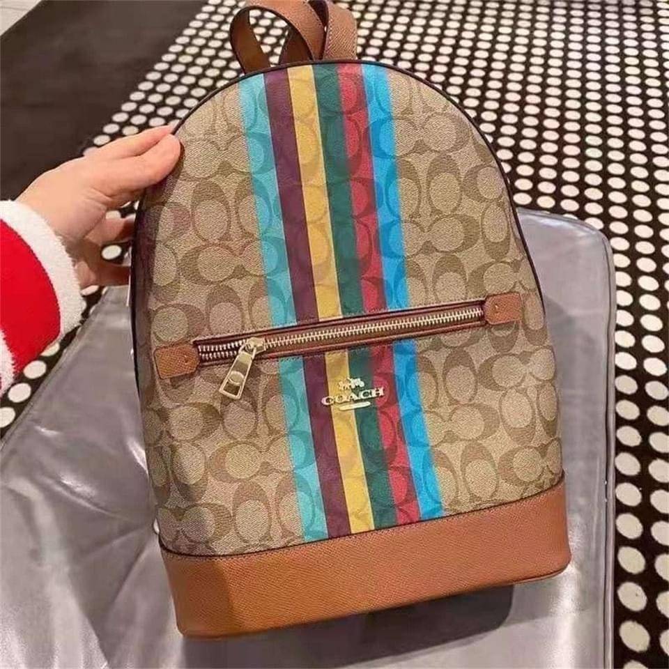 COACH KENLEY BACKPACK IN SIGNATURE CANVAS WITH STRIPE (COACH C5795)🌈🍁กระเป๋าเป้ กระเป๋าสะพายรุ่น Unisex ที่ใช้ได้ทั้งชายและหญิง รูปทรงสวย ขนาดกำลังดี// วัสดุแคนวาสคุณภาพ ผสมหนังแท้ ลาย SIGNATURE//เปิด-ปิด ด้วยซิบ ด้านในโล่งกว้าง จุของได้เย